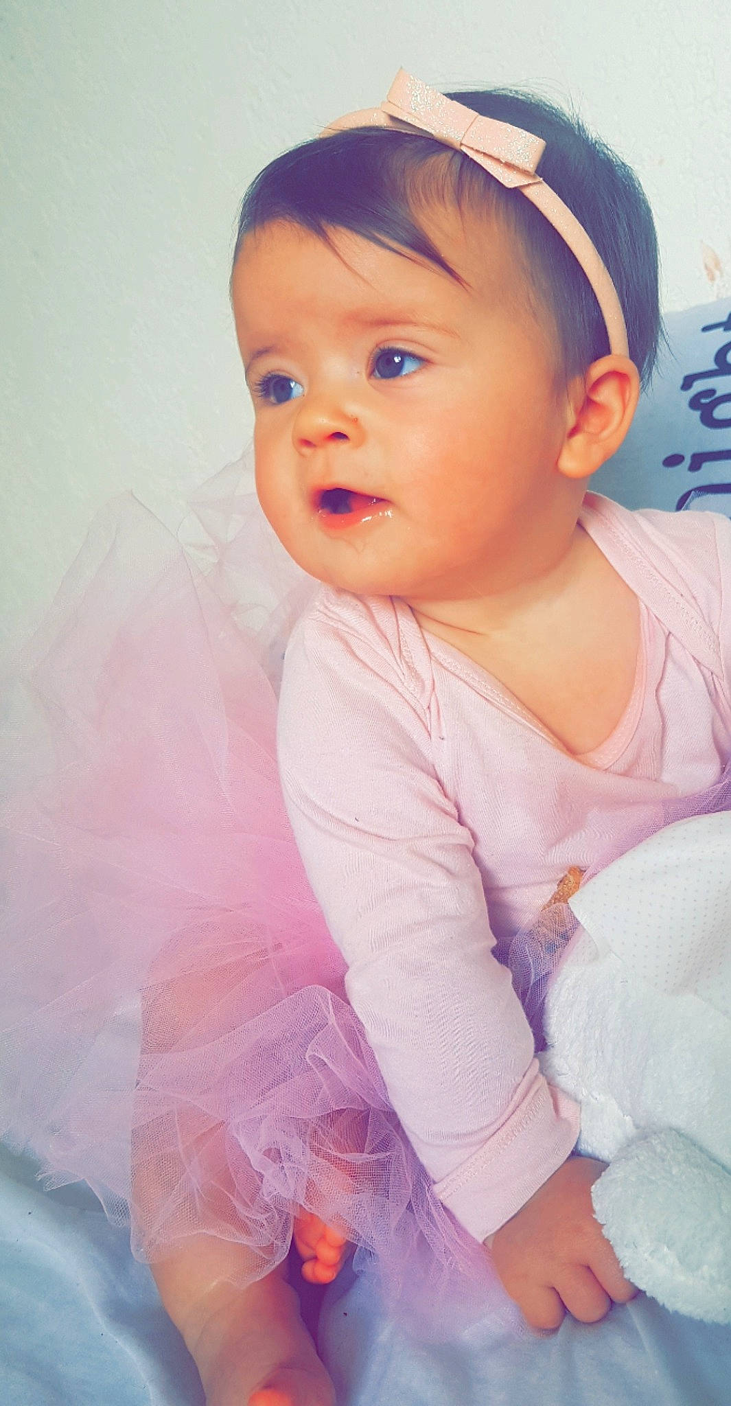 Mary a rejoint le concours — aidez-le/la à gagner de superbes lots ! arm, baby_toddler_clothing, cap, cheek, chin, cool, eyebrow, eyelash, finger, happy, headgear, lip, mouth, neck, nose, person, pink, skin, sleeve, smile