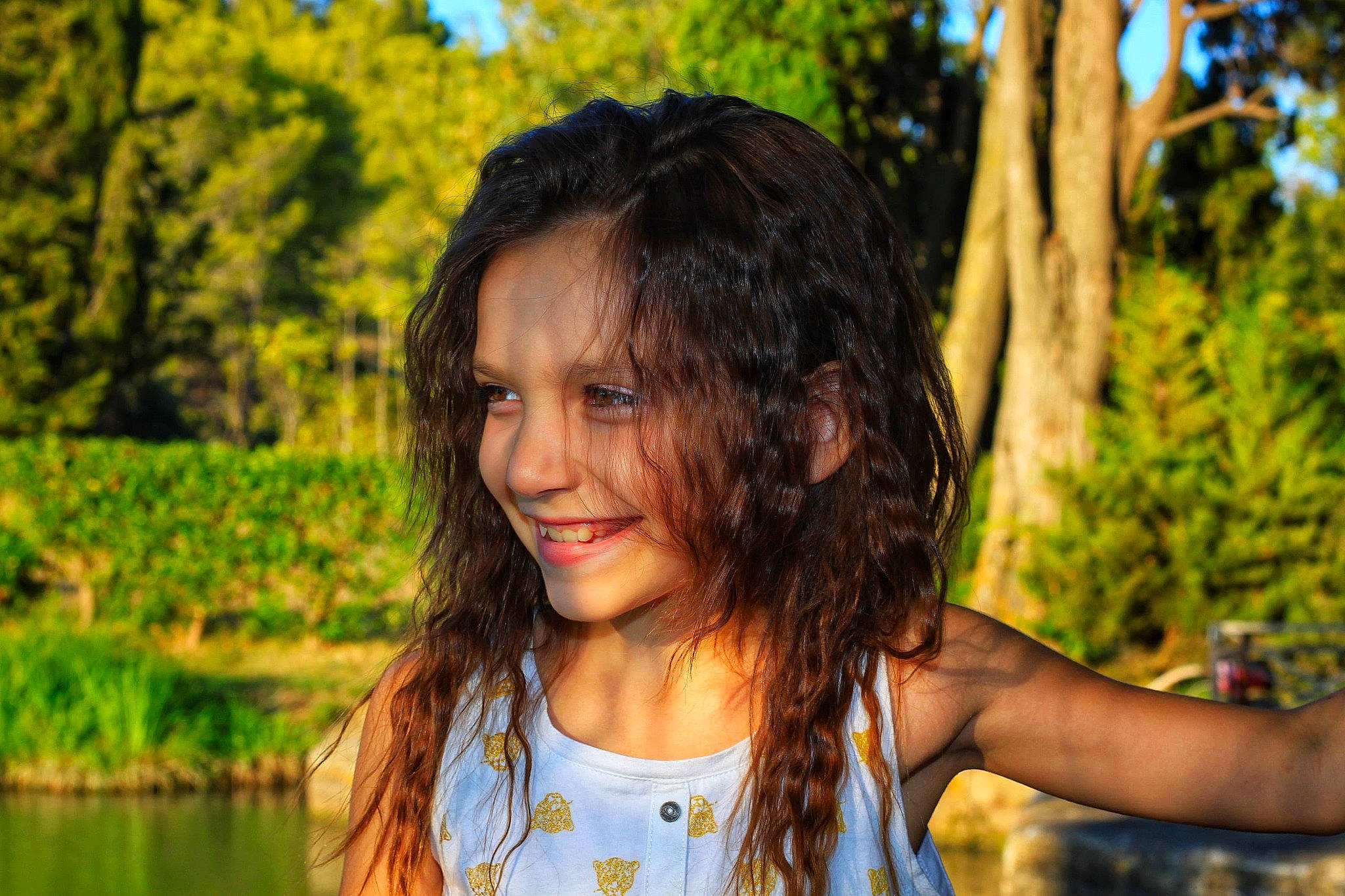 Lina a rejoint le concours — aidez-le/la à gagner de superbes lots ! beauty, black_hair, brown_hair, child, child_model, face, grass, hair, hairstyle, happy, joy, lady, long_hair, people_in_nature, person, photography, plant, portrait, smile, summer