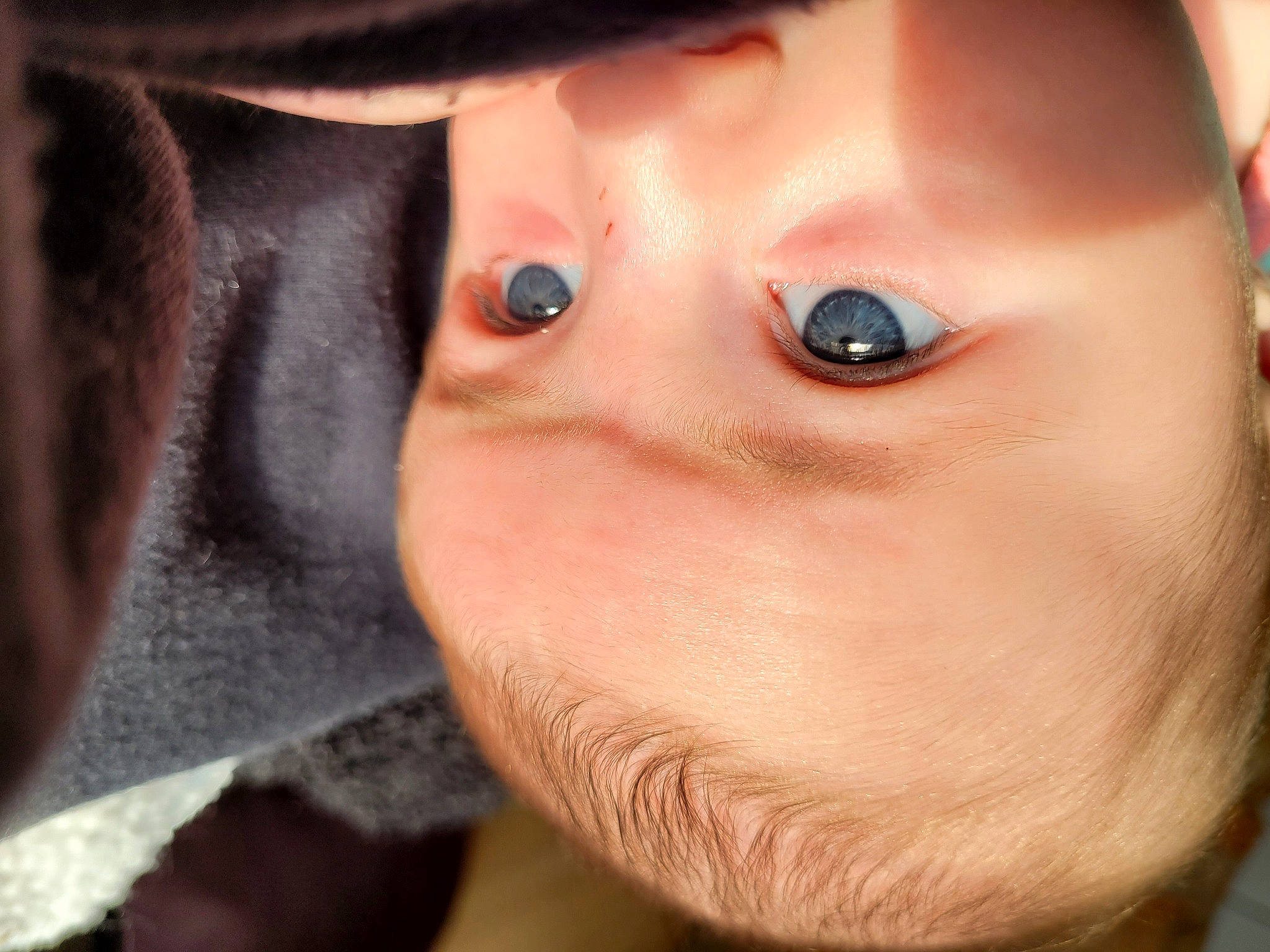 éléah Beaudoin a rejoint le concours — aidez-le/la à gagner de superbes lots ! baby, black_hair, cheek, ear, eyelash, finger, flash_photography, gesture, happy, human_body, iris, jaw, lip, mouth, neck, nose, person, smile, snout, toddler