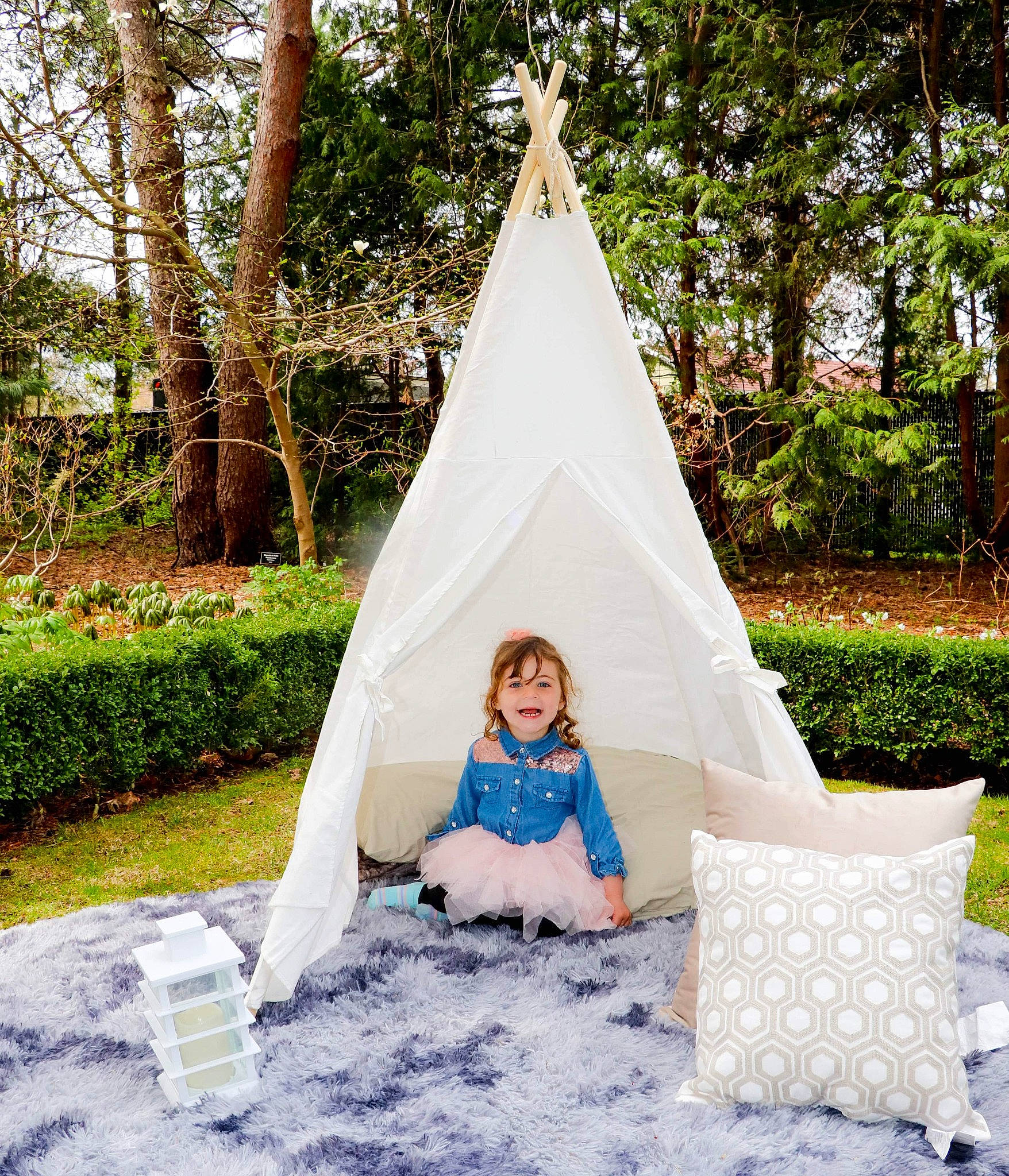 Amé-lyah participe au concours pour gagner de l'argent avec cette photo : bridal_clothing, camping, chair, dress, event, fashion_accessory, grass, house, joy, landscape, lawn, leisure, outdoor_furniture, person, pillow, plant, recreation, shade, sitting, tent