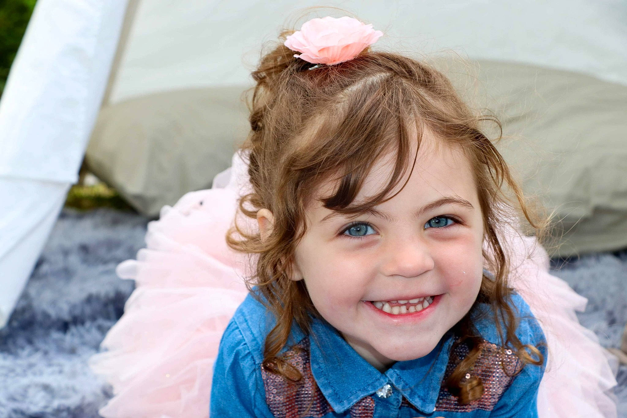 Amé-lyah participe au concours pour gagner de l'argent avec cette photo : child, dress, eye, eyelash, fun, happy, headgear, headpiece, human, iris, jacket, joy, lip, long_hair, outerwear, person, petal, pink, skin, smile