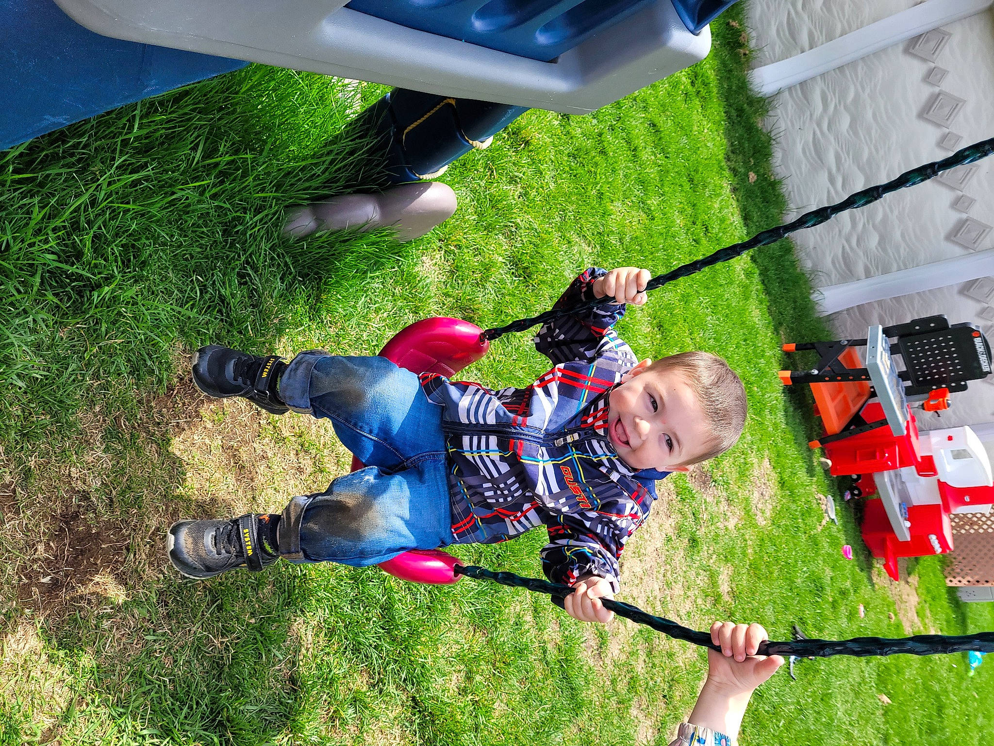 Wyhan Beaudoin participe au concours pour gagner de l'argent avec cette photo : automotive_exterior, baby, electric_blue, footwear, fun, grass, grassland, green, human_leg, jeans, landscape, lawn, leisure, people_in_nature, person, plant, recreation, shoe, sneakers, toddler