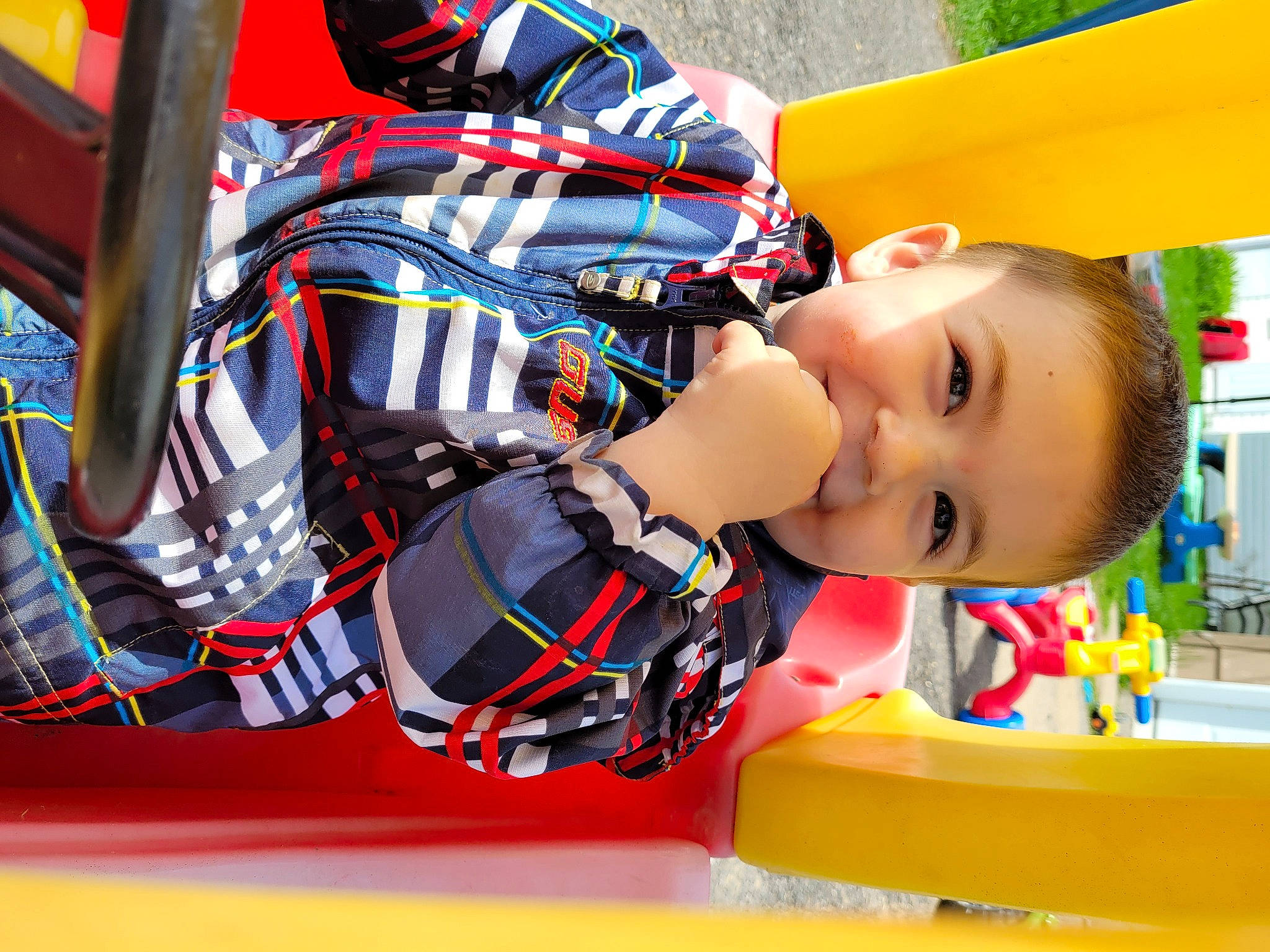 Wyhan Beaudoin participe au concours pour gagner de l'argent avec cette photo : baby, baby_products, carmine, child, fictional_character, fun, happy, helmet, joy, leisure, pattern, person, personal_protective_equipment, plant, play, playground, recreation, smile, sports_gear, toddler