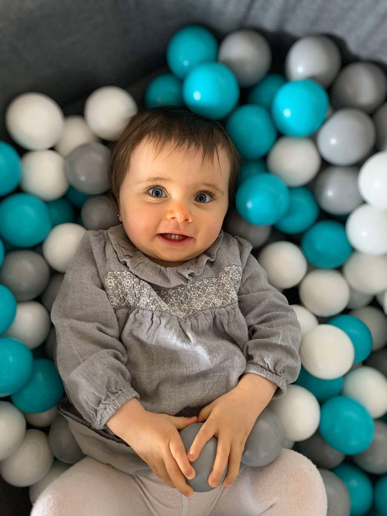 Romane participe au concours pour gagner de l'argent avec cette photo : baby, baby_toddler_clothing, ball_pit, black, blue, eye, facial_expression, flash_photography, happy, human, iris, joy, organ, person, photograph, product, skin, sleeve, smile, textile