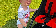 Milan participe au concours pour gagner de l'argent avec cette photo : baby, baseballcap, cap, chair, clothing, face, furniture, grass, hat, head, nature, outdoors, park, person, photography, plant, portrait, shorts, stroller, summer