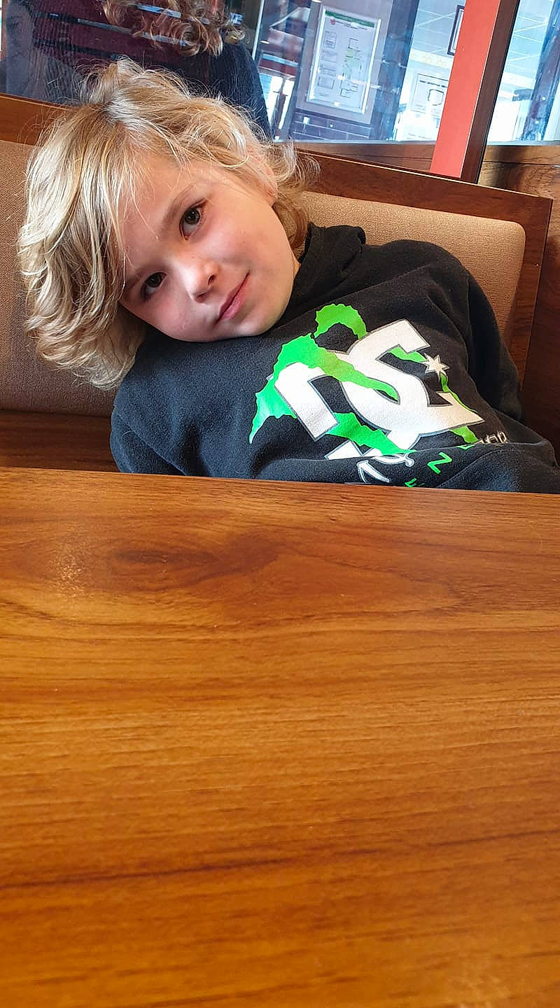 Milane a rejoint le concours — aidez-le/la à gagner de superbes lots ! baby_toddler_clothing, blond, child, comfort, floor, flooring, fun, hair, hairstyle, hardwood, head, joy, laminate_flooring, person, room, sitting, t_shirt, toddler, varnish, wood