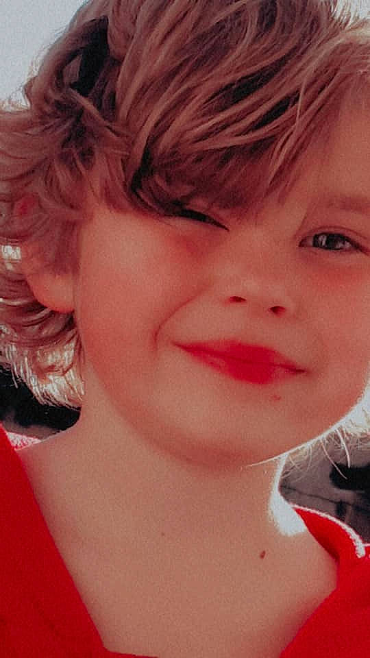 Milane participe au concours pour gagner de l'argent avec cette photo : bangs, cheek, chin, cool, ear, eye, eyebrow, eyelash, forehead, hair, human_body, iris, jaw, joy, lip, mouth, neck, nose, person, pink