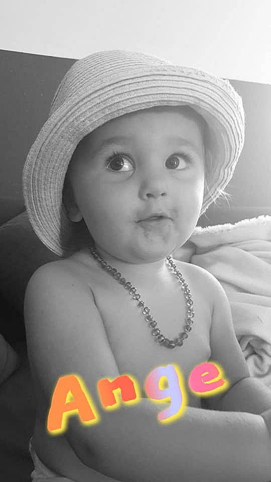 Ange participe au concours pour gagner de l'argent avec cette photo : baby, chin, eyebrow, eyelash, face, flash_photography, happy, hat, headgear, headwear, iris, lip, mouth, organ, person, photograph, skin, standing, style, sun_hat