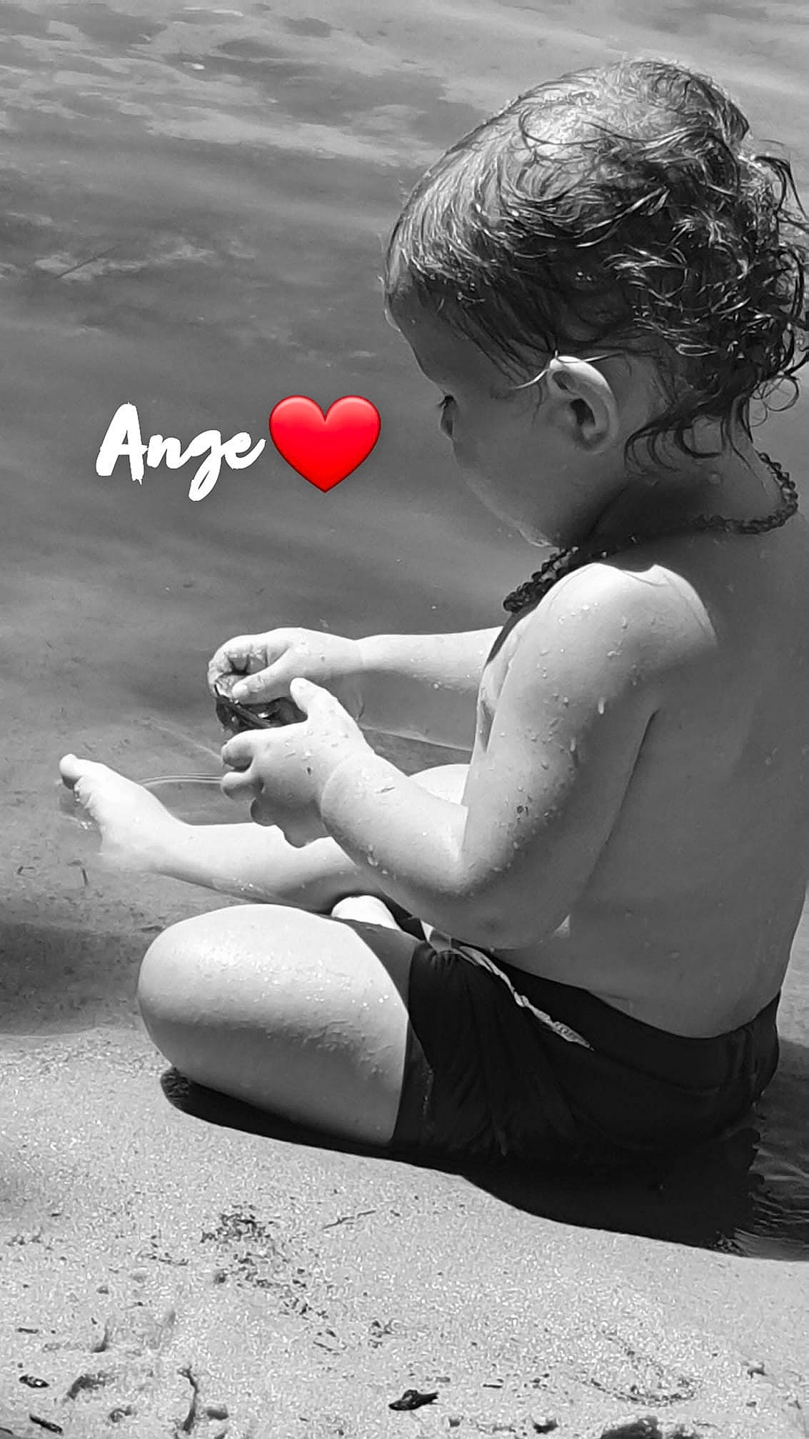 Ange participe au concours pour gagner de l'argent avec cette photo : arm, beauty, black, black_and_white, elbow, flash_photography, gesture, hand, happy, human, human_leg, knee, leg, leisure, monochrome, people, people_in_nature, person, standing, style