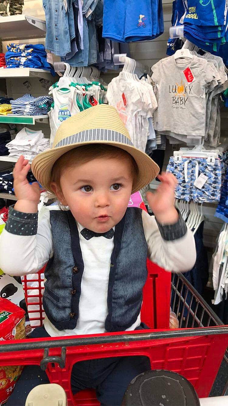 Ange a rejoint le concours — aidez-le/la à gagner de superbes lots ! baby, blue, cap, customer, fashion, hat, headgear, market, people, person, photograph, product, retail, shopping, snapshot, street_fashion, sun_hat, tire, toddler, wheel