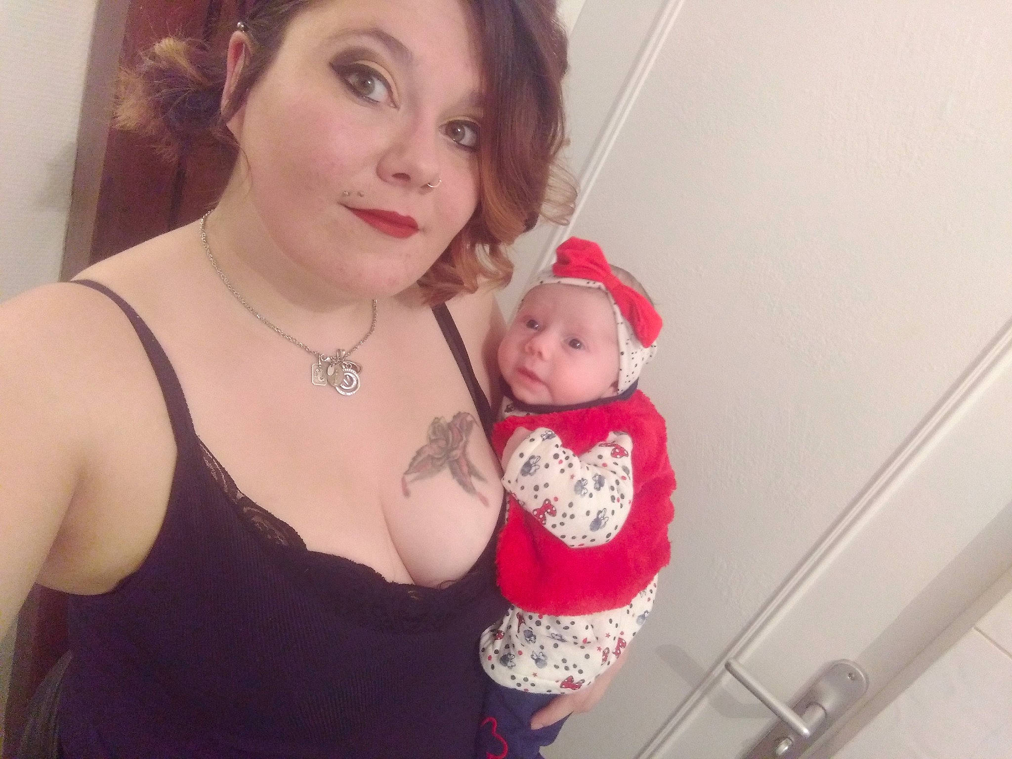 Luna participe au concours pour gagner de l'argent avec cette photo : arm, baby, baby_toddler_clothing, cheek, ear, eye, eyebrow, eyelash, face, hairstyle, happy, headwear, human_body, iris, joint, lip, mouth, neck, person, shoulder