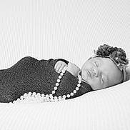 Maddie a rejoint le concours — aidez-le/la à gagner de superbes lots ! adorable, baby, beads, black_and_white, blanket, closeup, cozy, fabric, flower_headband, headband, infant, newborn, peaceful, pearls, portrait, sleeping, soft_lighting, studio, swaddled, textured_background