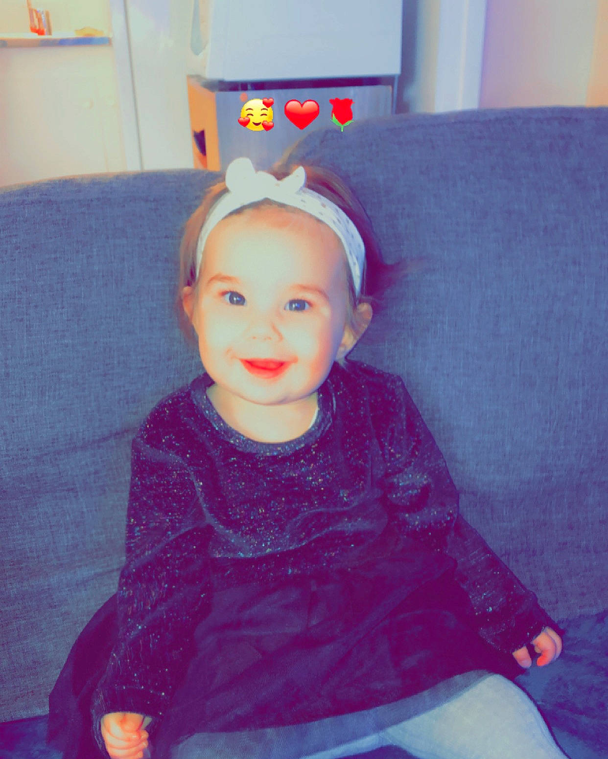 Luna a rejoint le concours — aidez-le/la à gagner de superbes lots ! baby, baby_toddler_clothing, chair, child, costume, electric_blue, fashion_accessory, flooring, fun, hair_accessory, happy, magenta, person, portrait_photography, purple, room, sitting, smile, t_shirt, toddler