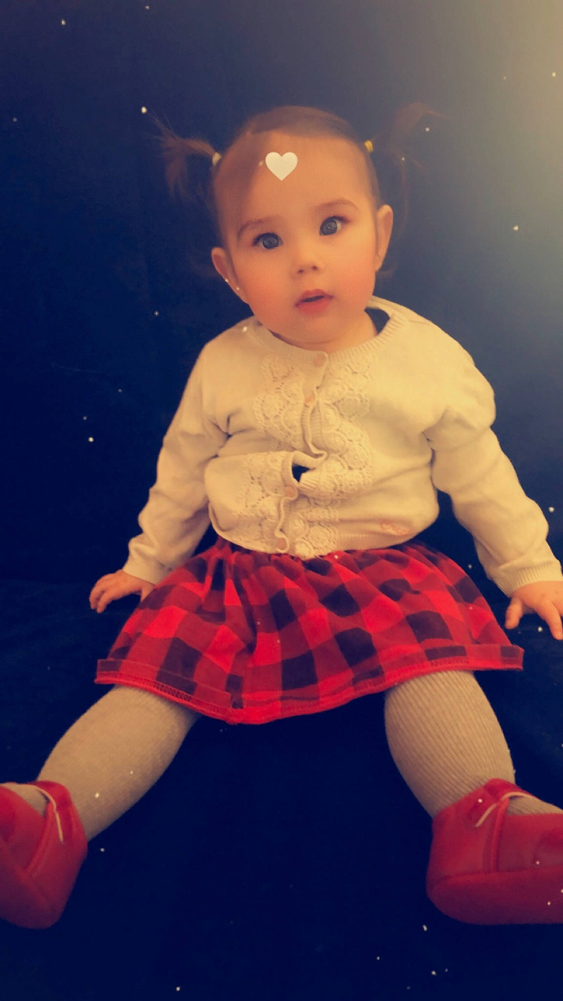 Luna participe au concours pour gagner de l'argent avec cette photo : baby_toddler_clothing, cheek, child, eye, face, fun, hair, happy, human_body, lip, magenta, pattern, person, pink, plaid, red, sleeve, sock, tartan, thigh