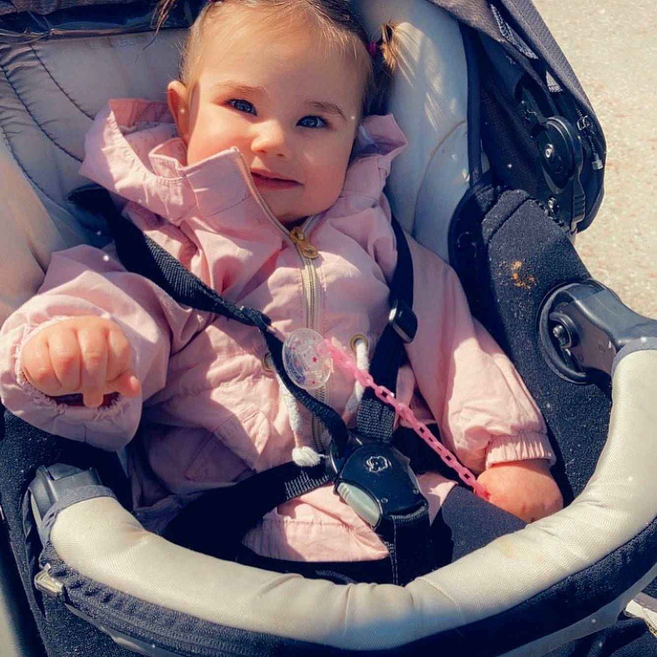 Luna participe au concours pour gagner de l'argent avec cette photo : arm, baby, baby_carriage, baby_in_car_seat, baby_products, baby_safety, baby_toddler_clothing, beauty, car_seat, cheek, child, comfort, cool, eye, hand, head, person, photograph, product, snapshot