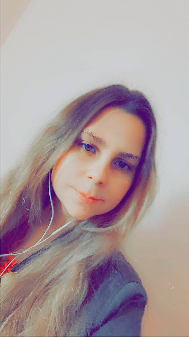 Leanne a rejoint le concours — aidez-le/la à gagner de superbes lots ! blond, brown_hair, electric_blue, eye_liner, eyebrow, eyelash, flash_photography, happy, iris, jaw, layered_hair, lip, lipstick, long_hair, magenta, makeover, nose, person, purple, step_cutting