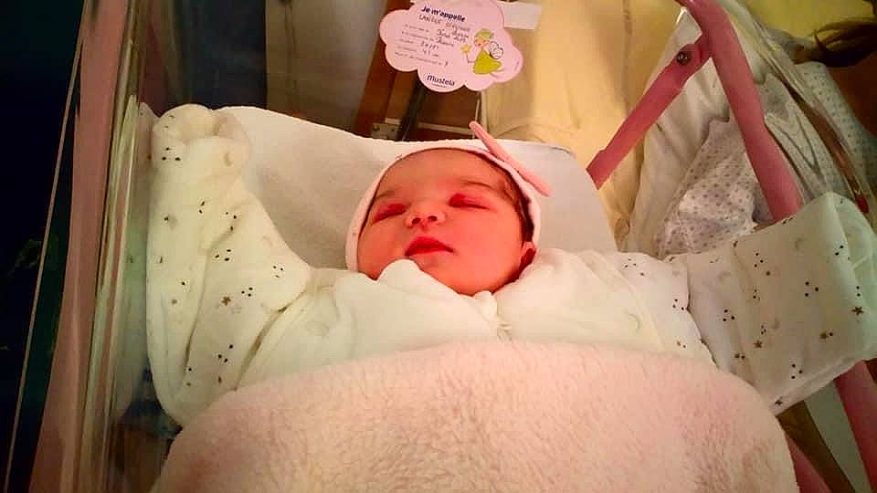 Leanne a rejoint le concours — aidez-le/la à gagner de superbes lots ! abdomen, baby, baby_sleeping, baby_toddler_clothing, cheek, child, childbirth, comfort, ear, eye, eyebrow, eyelash, headwear, hospital, infant_bed, iris, linens, neck, nose, person