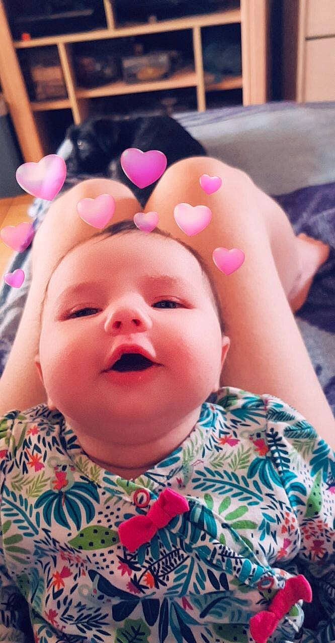 Leanne a rejoint le concours — aidez-le/la à gagner de superbes lots ! baby, cheek, chin, eye, eyebrow, eyelash, face, finger, gesture, happy, head, iris, lip, mouth, nose, person, pink, skin, smile, textile