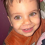 Naël a rejoint le concours — aidez-le/la à gagner de superbes lots ! child, toddler, smiling, face, eyes, baby_teeth, sweater, orange_clothing, portrait, indoor, happy, cute, closeup, head, person, young_child, background_flower, skin, hair, expression
