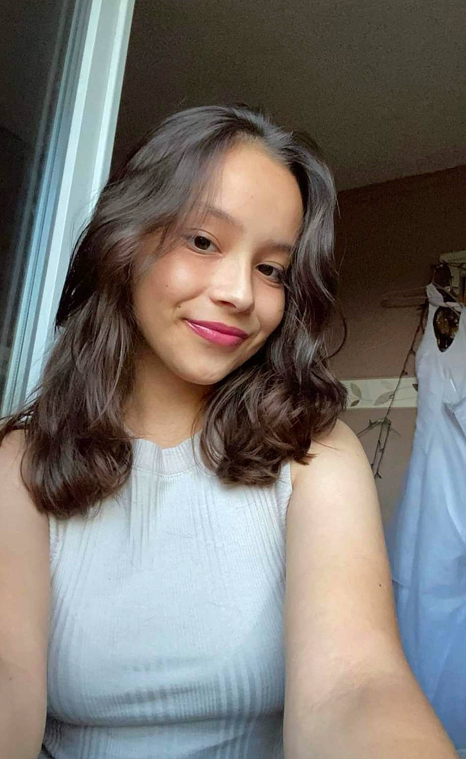 Camélia participe au concours pour gagner de l'argent avec cette photo : arm, chin, comfort, eye, eyebrow, eyelash, facial_expression, flash_photography, forehead, gesture, hairstyle, head, human, iris, jaw, joint, joy, lip, person, skin