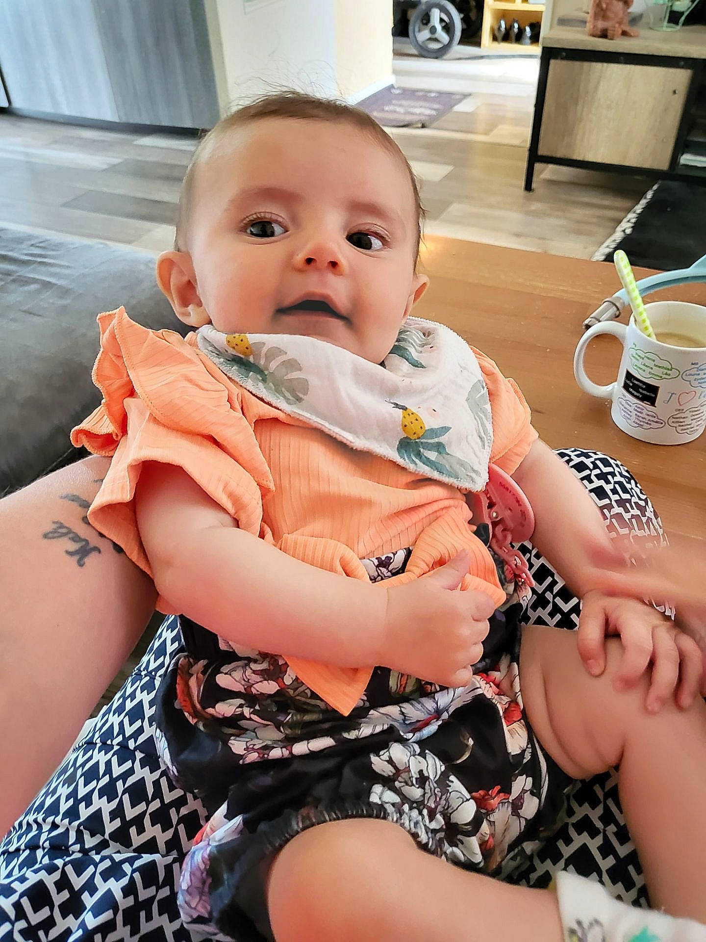 Ambre a rejoint le concours — aidez-le/la à gagner de superbes lots ! baby, baby_toddler_clothing, chair, cheek, child, comfort, facial_expression, finger, happy, iris, lap, mouth, nail, person, shorts, shoulder, sitting, skin, summer, thigh