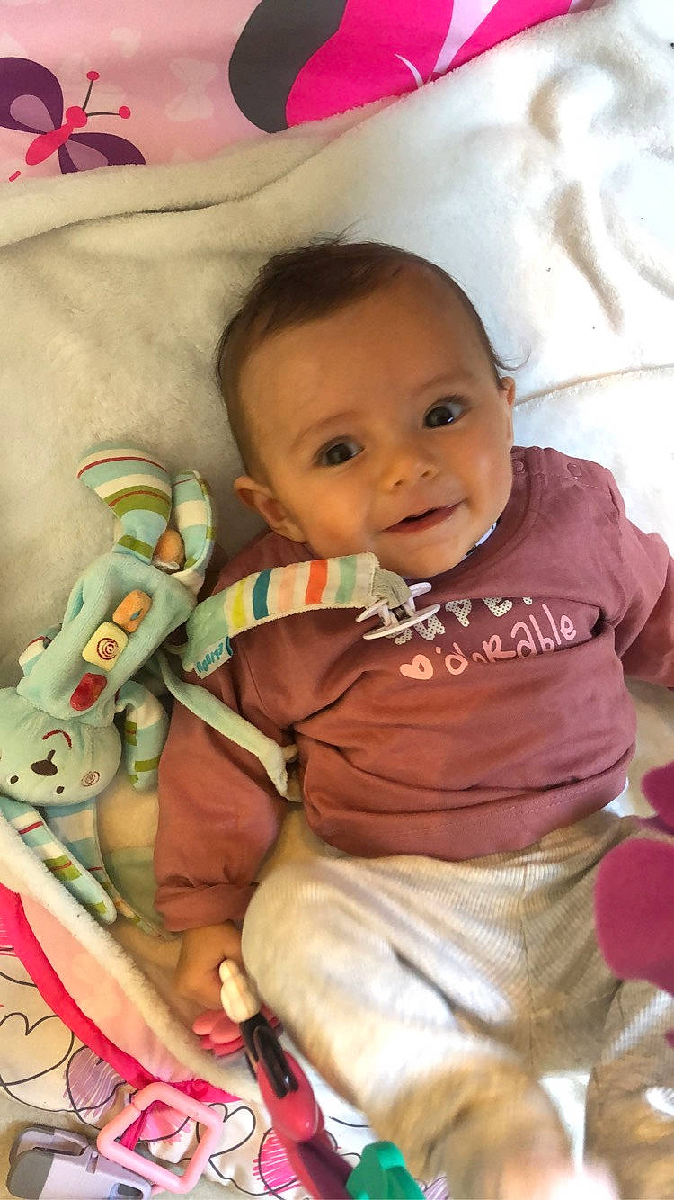 Ambre participe au concours pour gagner de l'argent avec cette photo : baby, baby_toddler_clothing, cheek, chin, comfort, eye, facial_expression, finger, hairstyle, happy, head, iris, joy, lip, mouth, nose, person, product, skin, sleeve