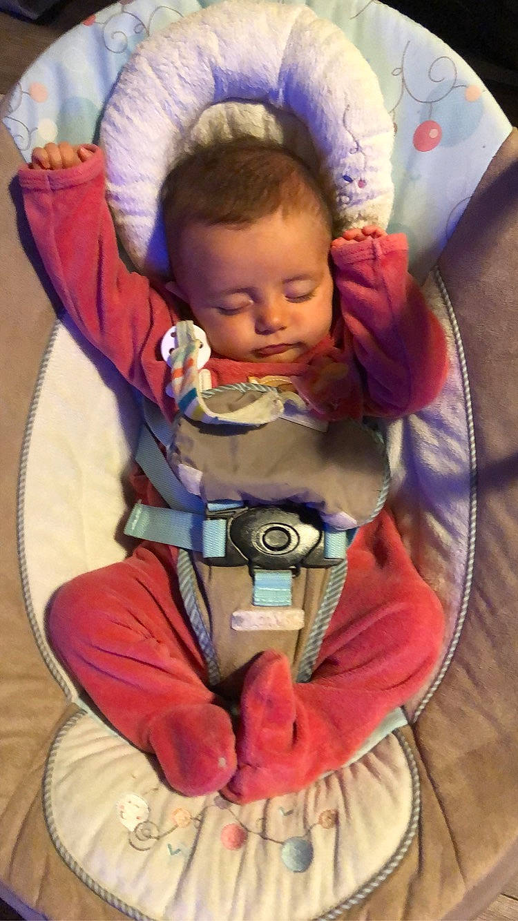 Ambre a rejoint le concours — aidez-le/la à gagner de superbes lots ! baby, baby_carriage, baby_products, baby_safety, baby_toddler_clothing, cheek, child, comfort, electric_blue, eye, face, hairstyle, iris, mouth, person, sitting, skin, sleeve, strap, thumb