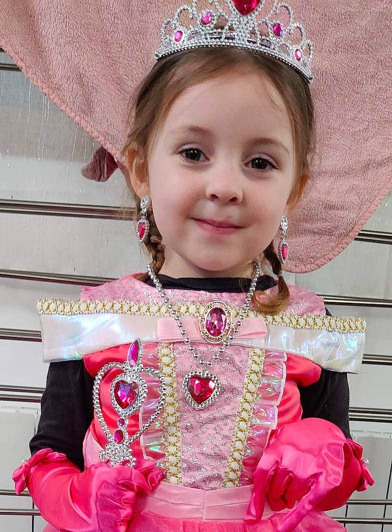 Sophia participe au concours pour gagner de l'argent avec cette photo : art, beauty, child, dress, event, fashion_accessory, fashion_design, happy, headband, headpiece, jewellery, joy, magenta, necklace, pattern, person, photograph, pink, sleeve, smile