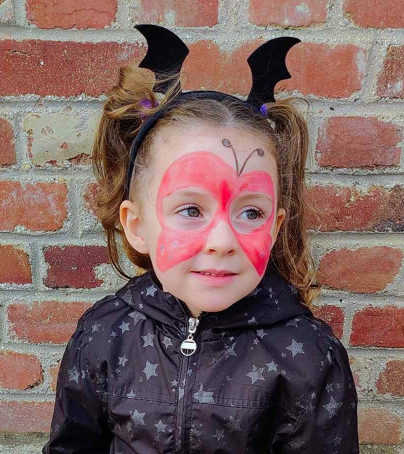 Sophia participe au concours pour gagner de l'argent avec cette photo : art, brick, brickwork, costume, event, eyebrow, eyelash, face, fun, fur, happy, headgear, headpiece, mask, neck, person, personal_protective_equipment, sleeve, textile, toddler