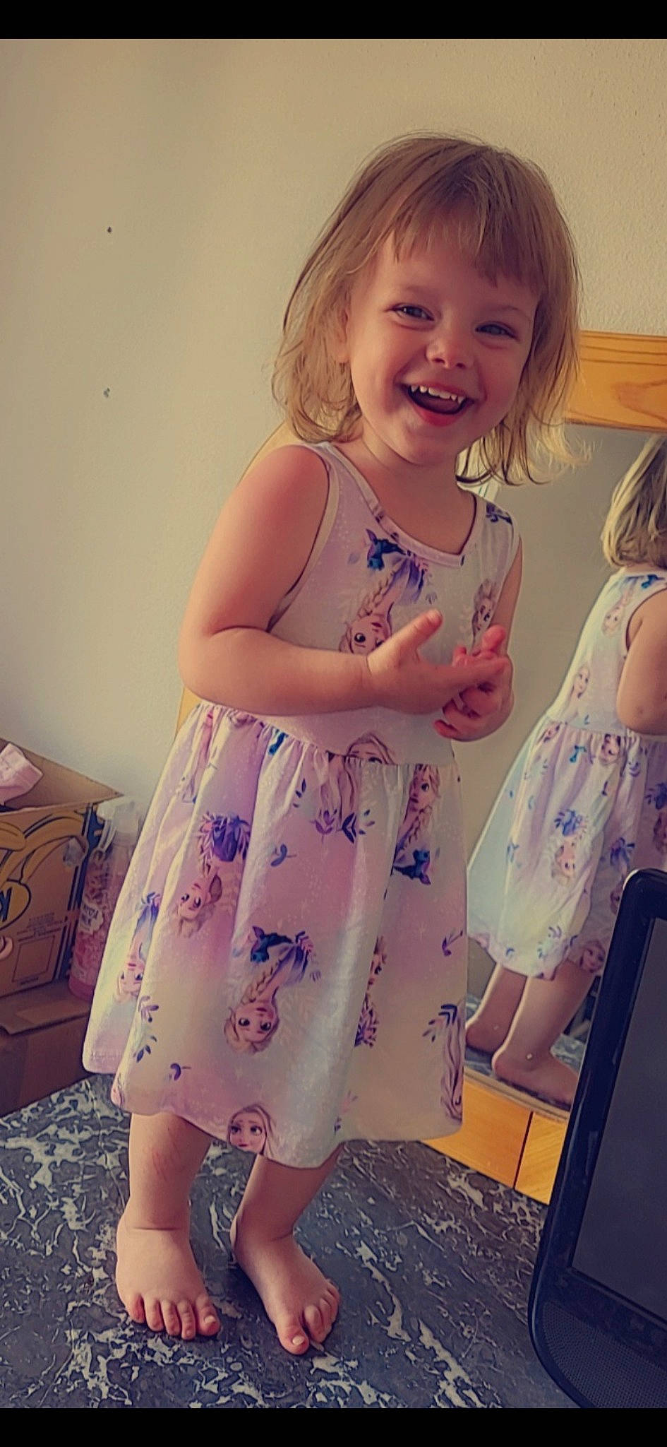 Lyanna a rejoint le concours — aidez-le/la à gagner de superbes lots ! baby_toddler_clothing, cool, dress, facial_expression, finger, gesture, hair, hairstyle, hand, happy, head, human_body, iris, joint, joy, person, pink, shoulder, skin, sleeve