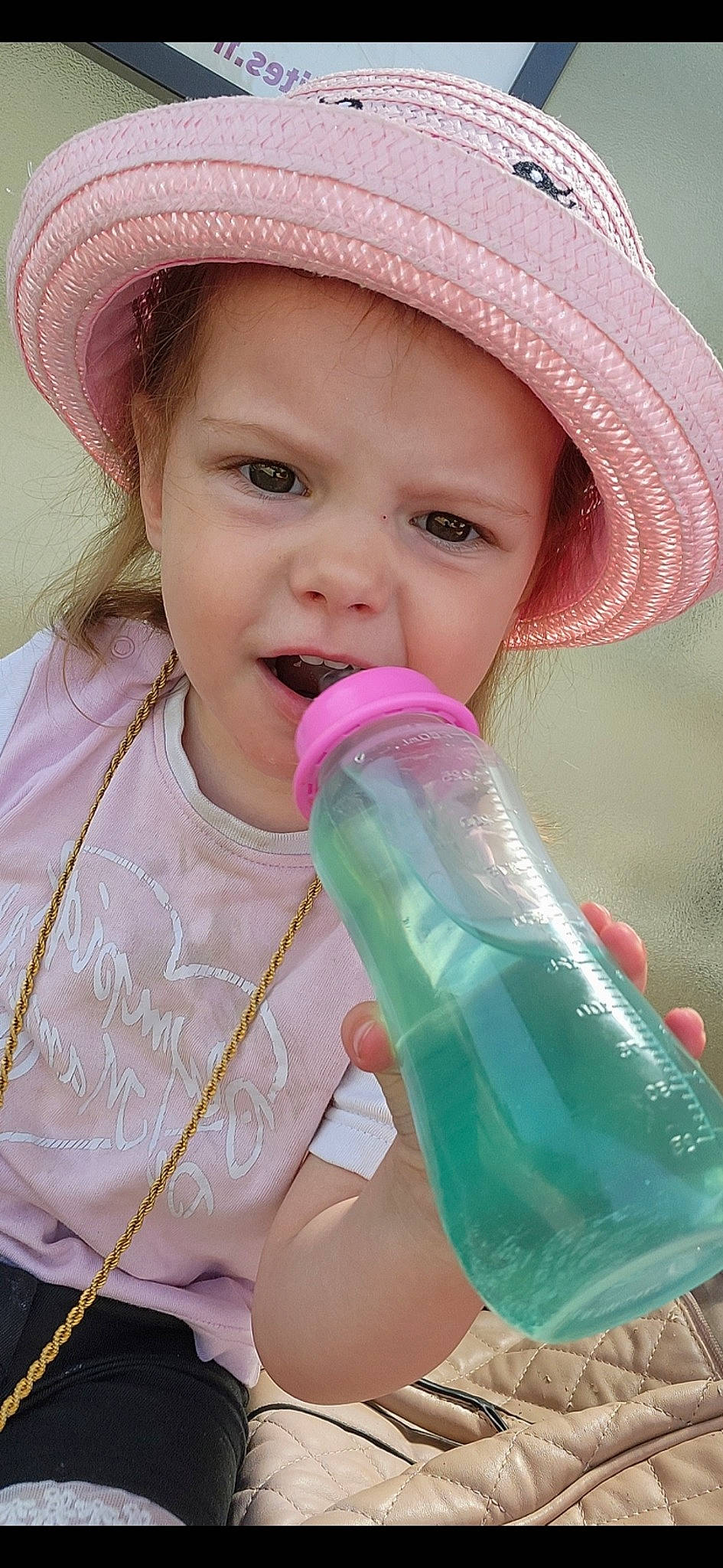 Lyanna participe au concours pour gagner de l'argent avec cette photo : bottle, cap, drinkware, facial_expression, finger, green, happy, hat, headgear, headwear, lip, nose, organ, people_in_nature, person, photograph, pink, plastic_bottle, skin, smile