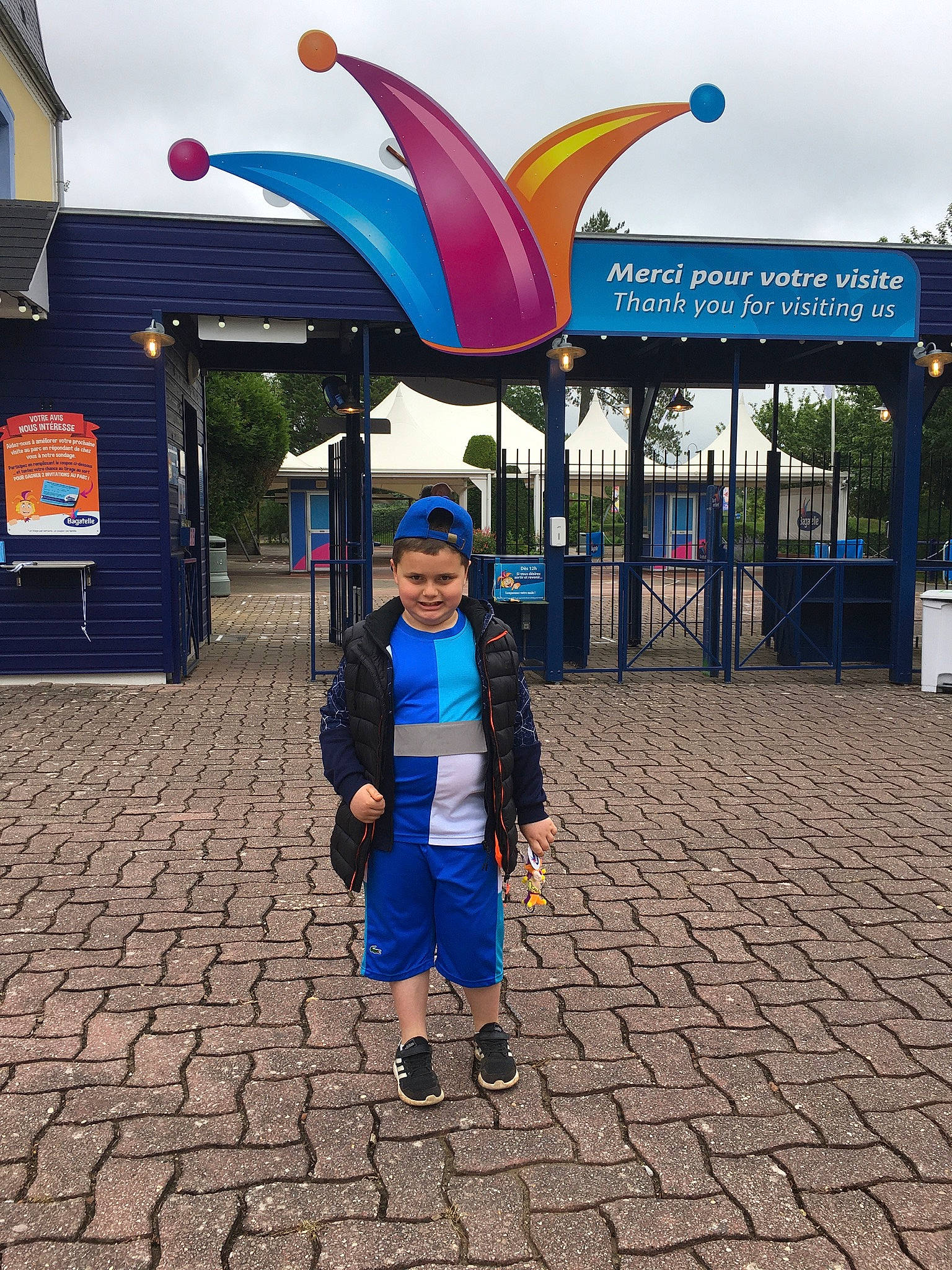 Kylian participe au concours pour gagner de l'argent avec cette photo : asphalt, building, city, cobblestone, electric_blue, flooring, fun, headwear, joy, leisure, magenta, pedestrian, person, public_space, recreation, road_surface, sidewalk, sky, street, toddler