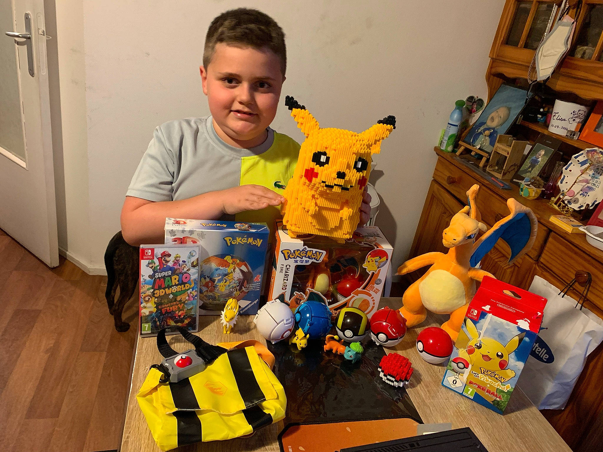 Kylian participe au concours pour gagner de l'argent avec cette photo : action_figure, art, baby_toys, bookcase, child, doll, fun, joy, lego, person, plastic, play, plush, room, shelf, shelving, smile, stuffed_toy, toddler, toy