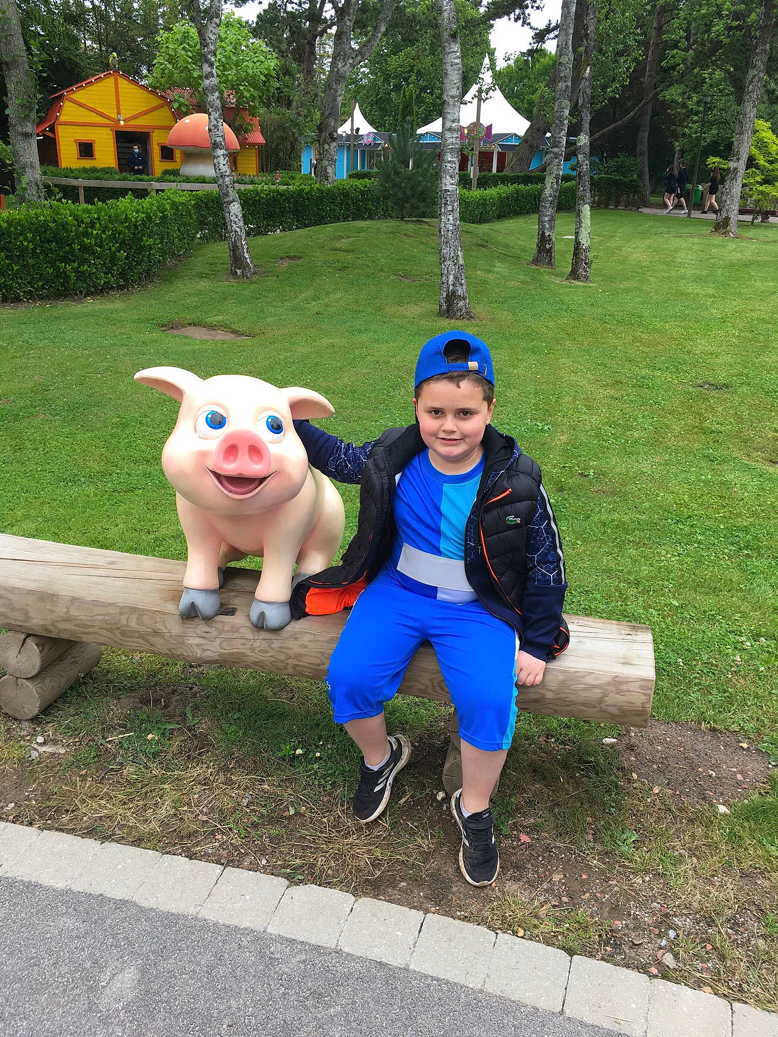 Kylian a rejoint le concours — aidez-le/la à gagner de superbes lots ! child, companion_dog, fawn, fictional_character, fun, games, garden, grass, happy, hat, headwear, joy, landscape, leisure, mascot, person, plant, recreation, smile, sunglasses