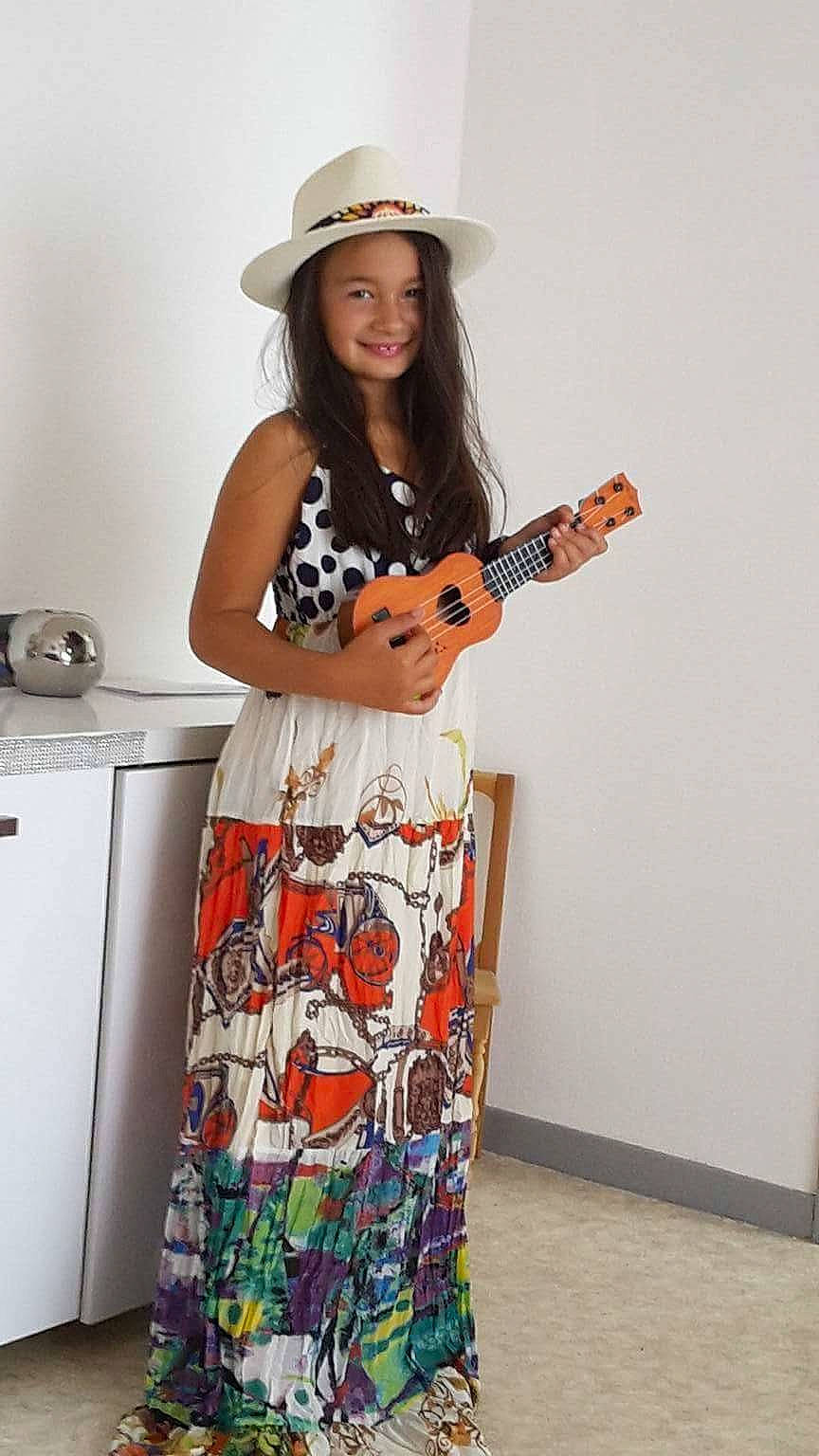 Tamara a rejoint le concours — aidez-le/la à gagner de superbes lots ! clothing, fashion, girl, headgear, headwear, joy, person, product, shoulder