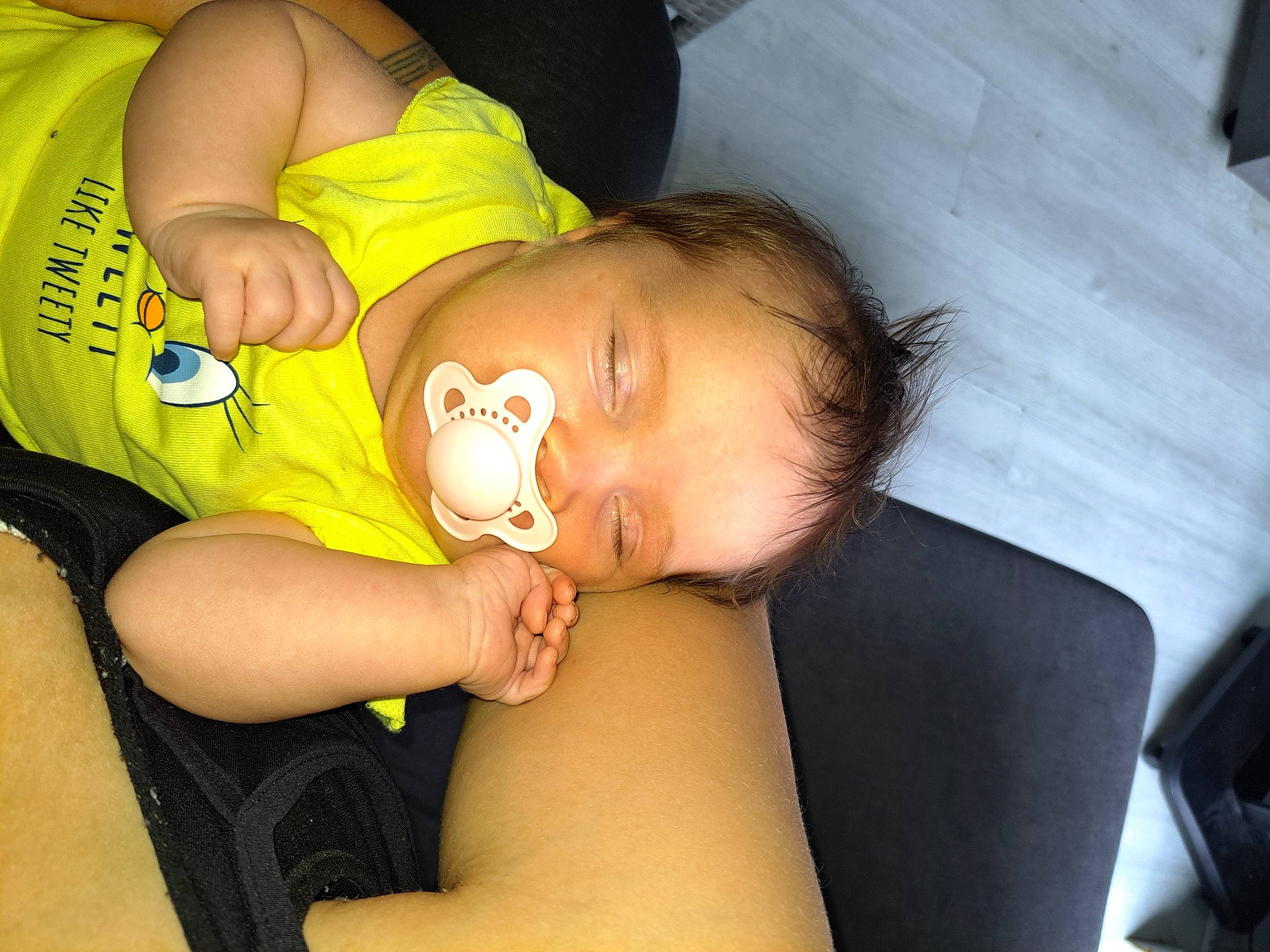 Zoe participe au concours pour gagner de l'argent avec cette photo : abdomen, cheek, chest, child, comfort, elbow, finger, fun, happy, human_leg, joint, knee, mouth, neck, person, shoulder, skin, smile, thigh, toddler