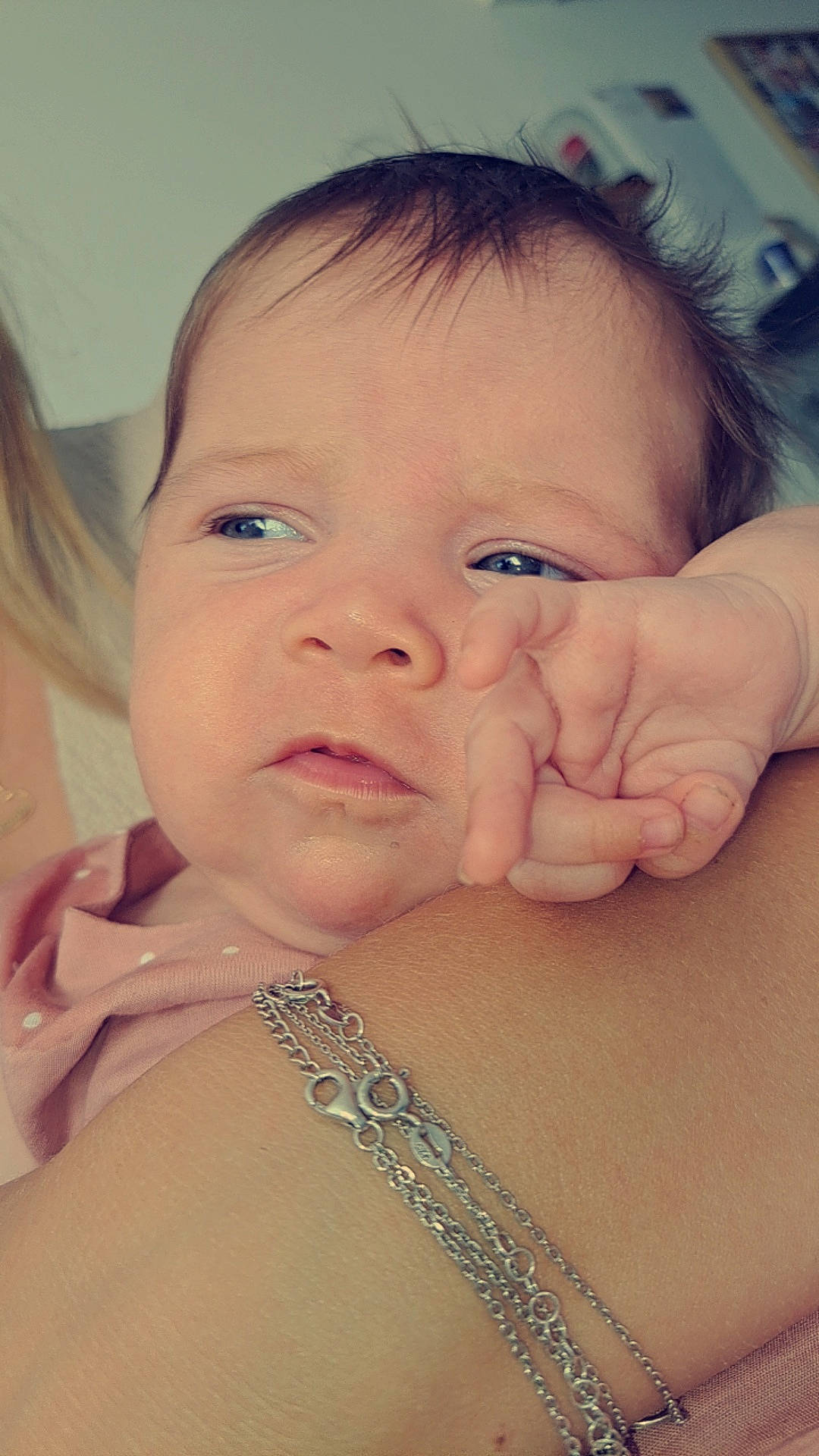 Zoe a rejoint le concours — aidez-le/la à gagner de superbes lots ! baby, cheek, chin, cool, ear, eyebrow, eyelash, facial_expression, finger, forehead, gesture, happy, iris, jaw, lip, mouth, neck, nose, person, skin