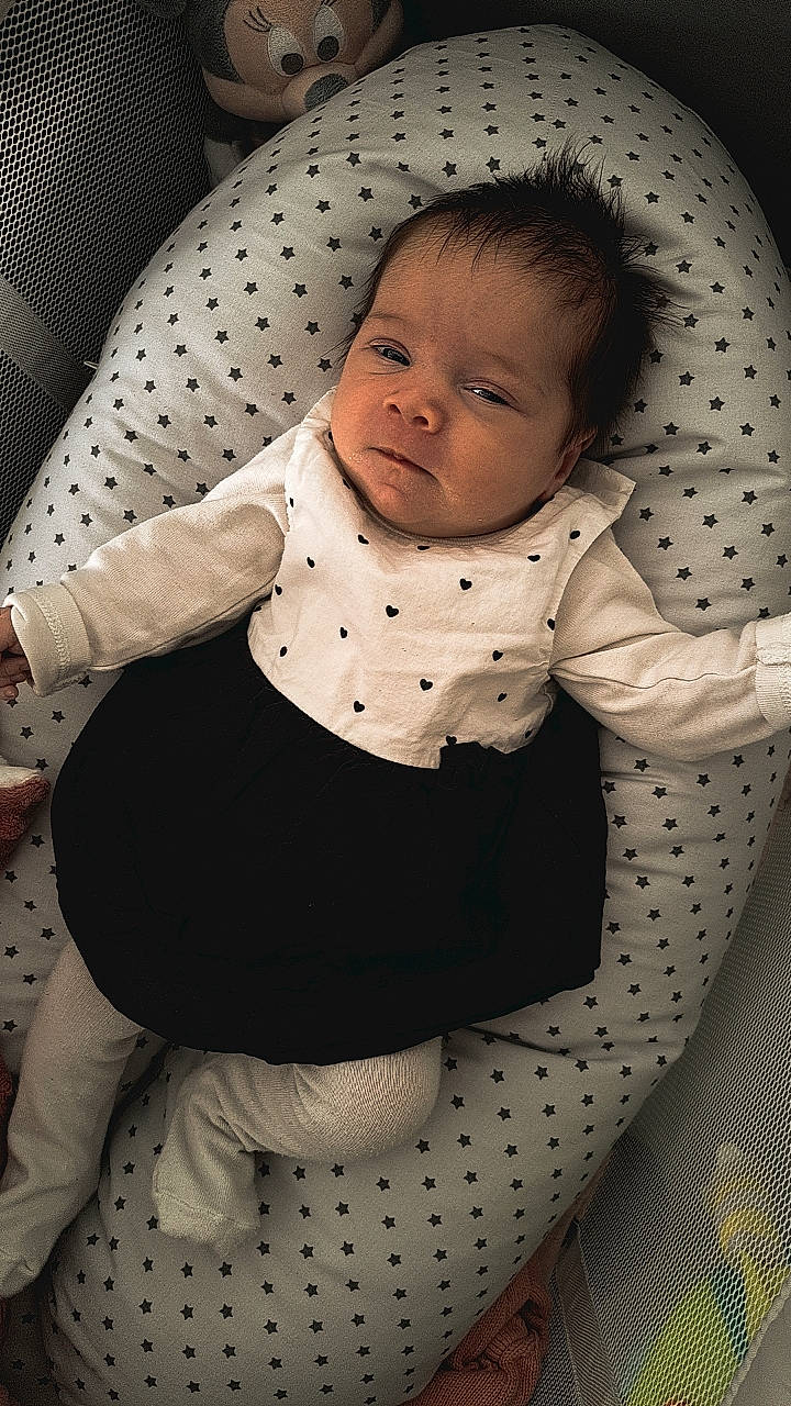 Zoë participe au concours pour gagner de l'argent avec cette photo : baby, baby_products, baby_toddler_clothing, cheek, child, circle, collar, comfort, elbow, head, human_body, long_sleeved_t_shirt, monochrome_photography, mouth, pattern, person, sitting, skin, sleeve, toddler