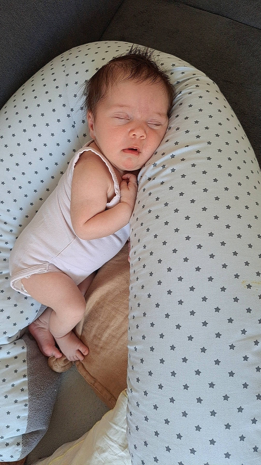 Zoë participe au concours pour gagner de l'argent avec cette photo : baby, baby_products, baby_toddler_clothing, beauty, child, comfort, day_dress, linens, one_piece_garment, pattern, person, polka_dot, portrait_photography, product, sitting, skin, sleeve, textile, toddler