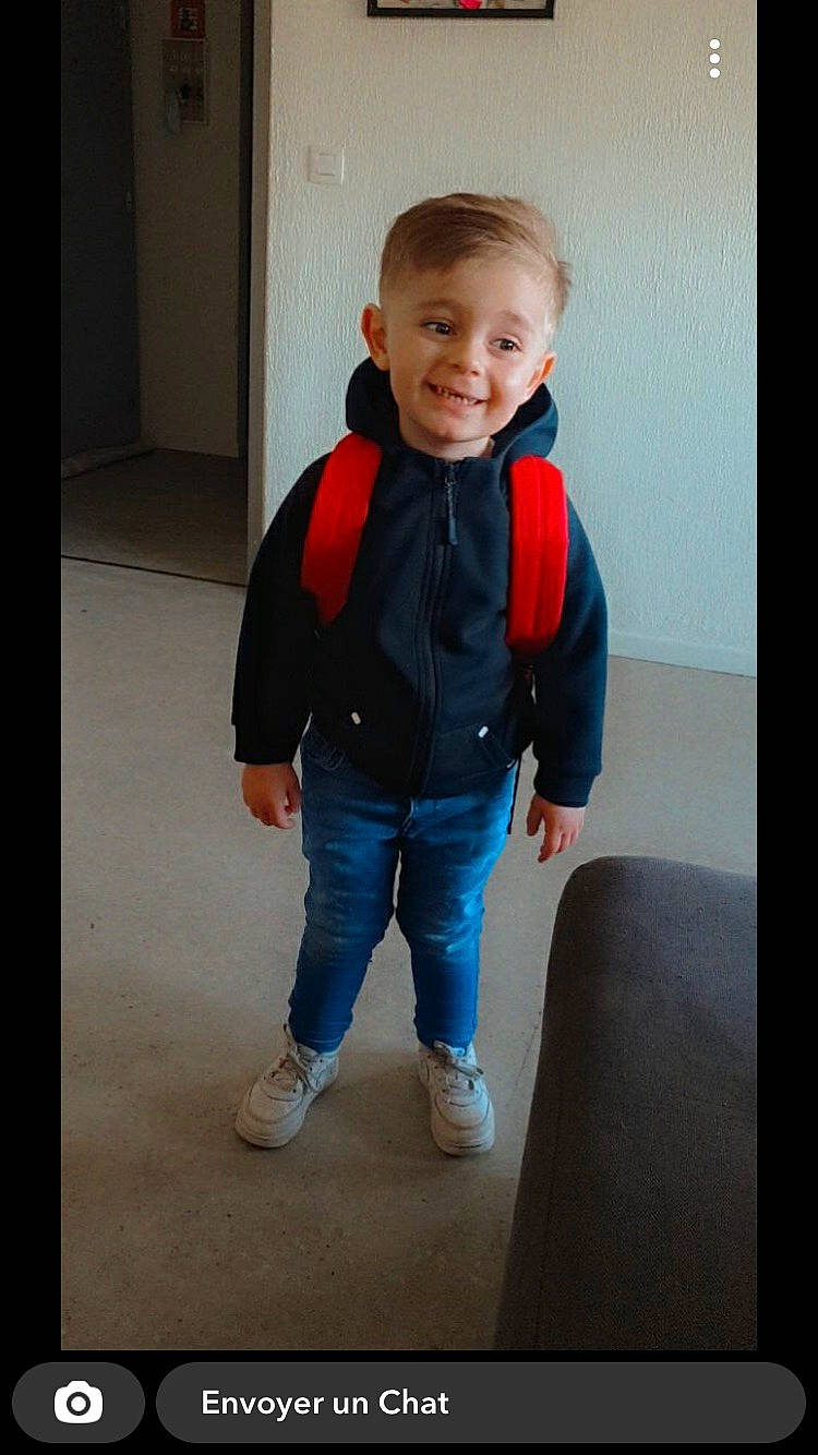 Lucas participe au concours pour gagner de l'argent avec cette photo : baby_toddler_clothing, cheek, child, denim, electric_blue, flooring, fun, hair, happy, joy, knee, leg, pattern, person, room, sleeve, smile, stairs, standing, t_shirt