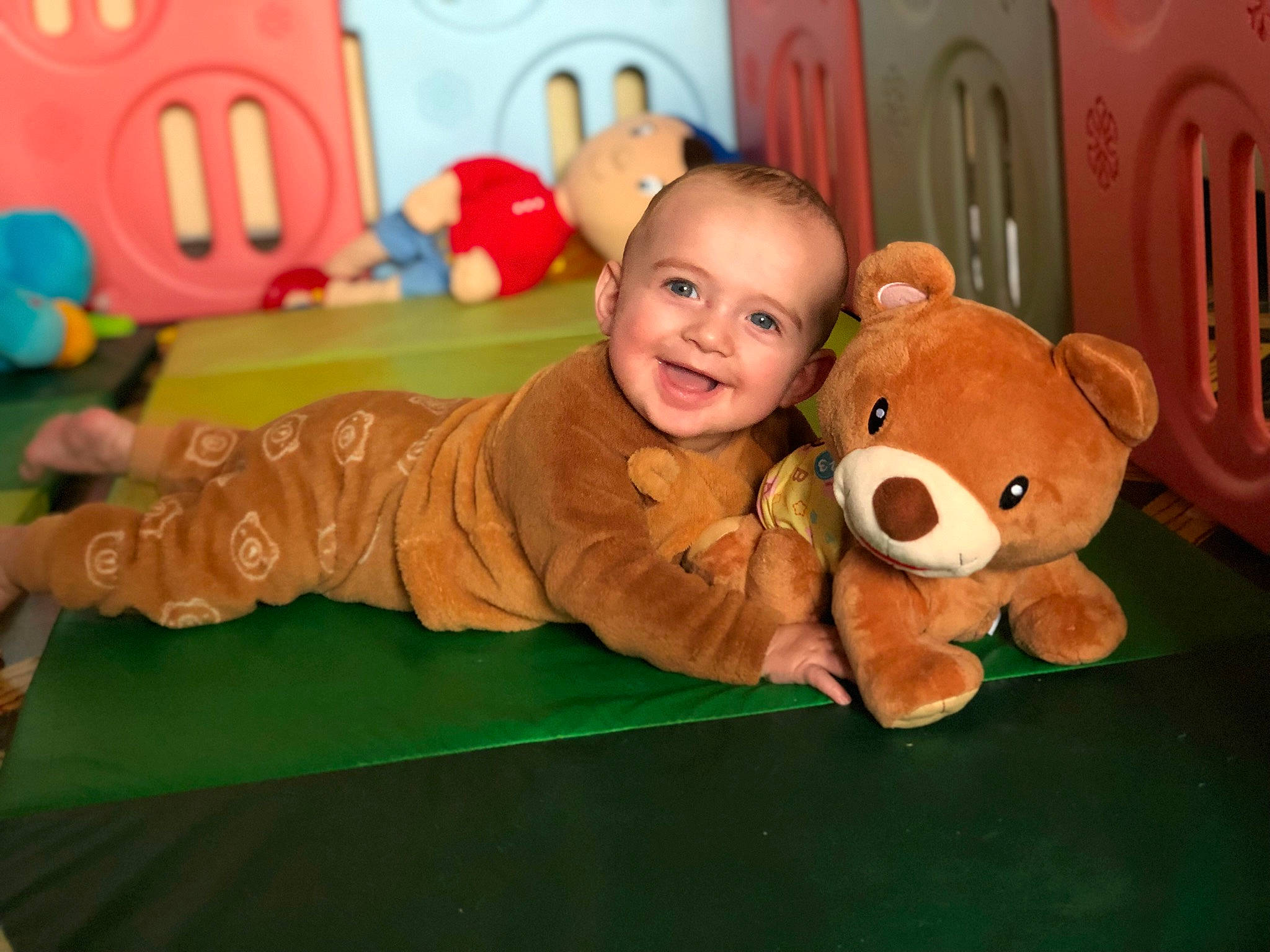 Julyan a rejoint le concours — aidez-le/la à gagner de superbes lots ! baby, baby_playing_with_toys, baby_toys, child, event, facial_expression, flooring, fun, happy, joy, leisure, orange, person, play, room, smile, snout, teddy_bear, toddler, toy