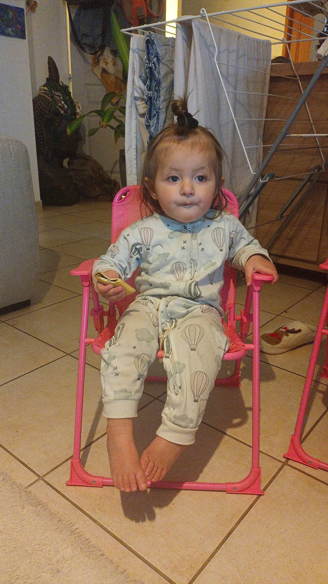 Cattaleya participe au concours pour gagner de l'argent avec cette photo : baby, baby_products, baby_toddler_clothing, barefoot, chair, cheek, child, event, face, flooring, foot, fun, houseplant, human_body, human_leg, person, sitting, skin, sleeve, toddler