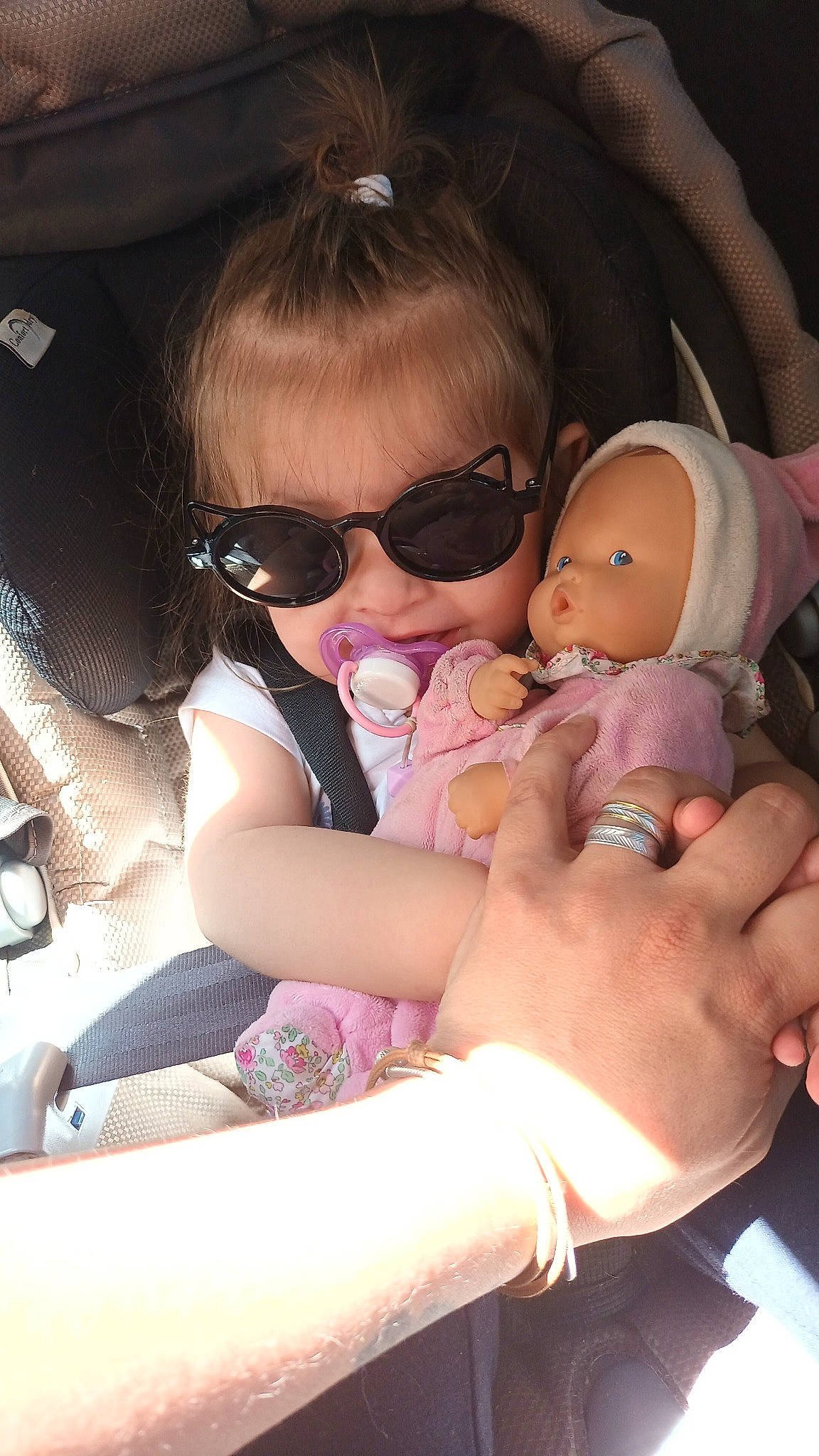 Cattaleya a rejoint le concours — aidez-le/la à gagner de superbes lots ! baby, beauty, child, comfort, eyewear, finger, fun, gesture, glasses, goggles, hand, happy, lap, mouth, nail, person, pink, skin, sunglasses, toddler