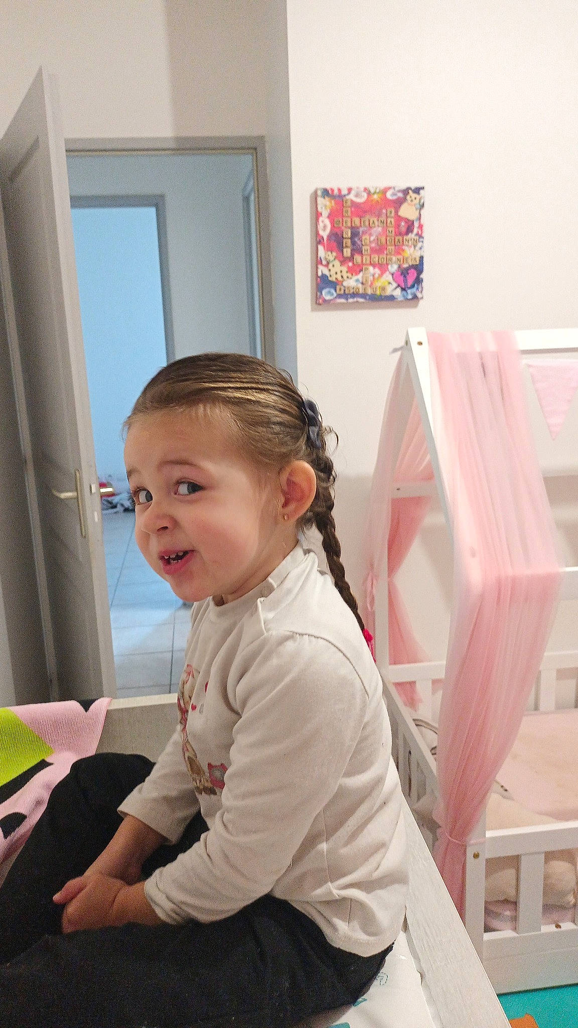 Eleana a rejoint le concours — aidez-le/la à gagner de superbes lots ! art, chair, child, comfort, event, flooring, fun, happy, linens, paint, person, picture_frame, room, sitting, smile, t_shirt, toddler, visual_arts, wood