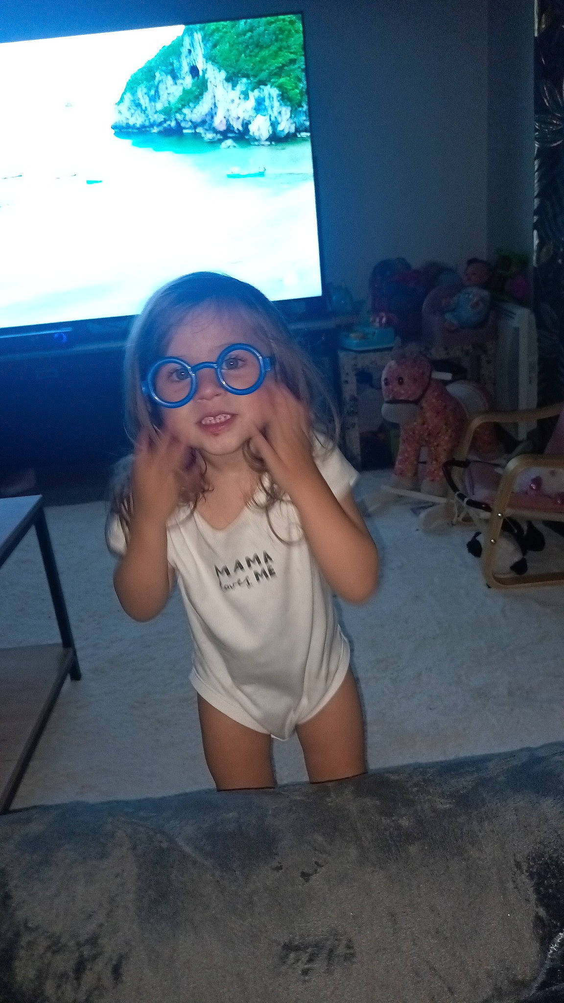 Eleana participe au concours pour gagner de l'argent avec cette photo : chest, chin, cool, electric_blue, event, eyewear, finger, fun, glasses, happy, jaw, leisure, mouth, person, shoulder, smile, sunglasses, t_shirt, thigh, trunk