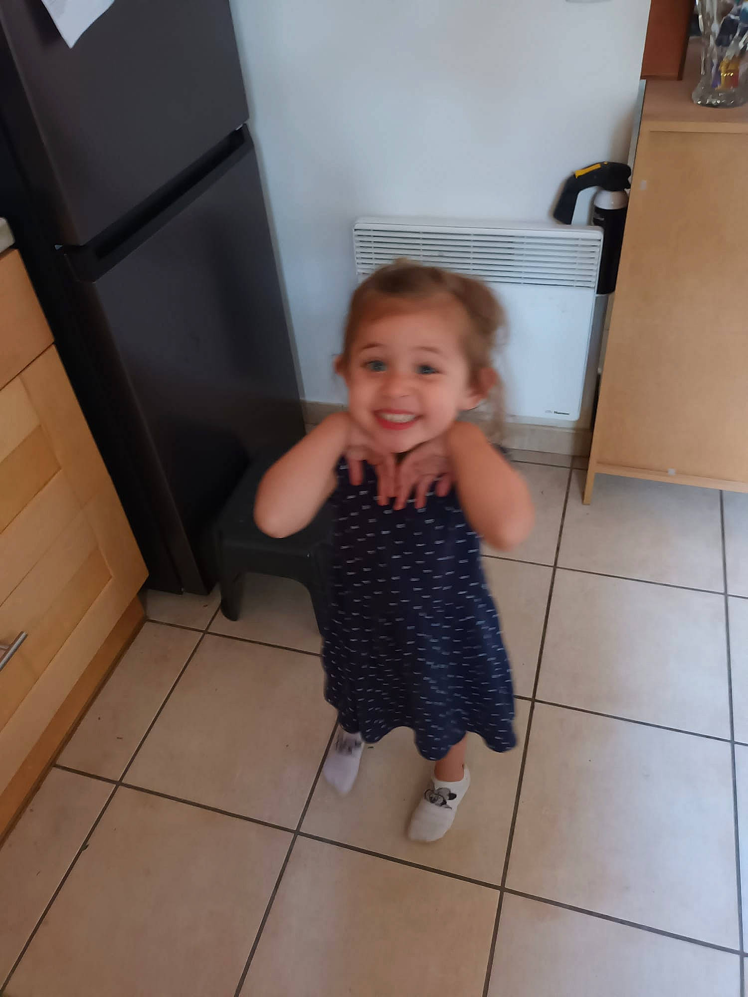 Eleana a rejoint le concours — aidez-le/la à gagner de superbes lots ! baby, baby_toddler_clothing, child, floor, flooring, foot, fun, hardwood, human_leg, joy, leg, pattern, person, room, sitting, smile, standing, thumb, tile, toddler