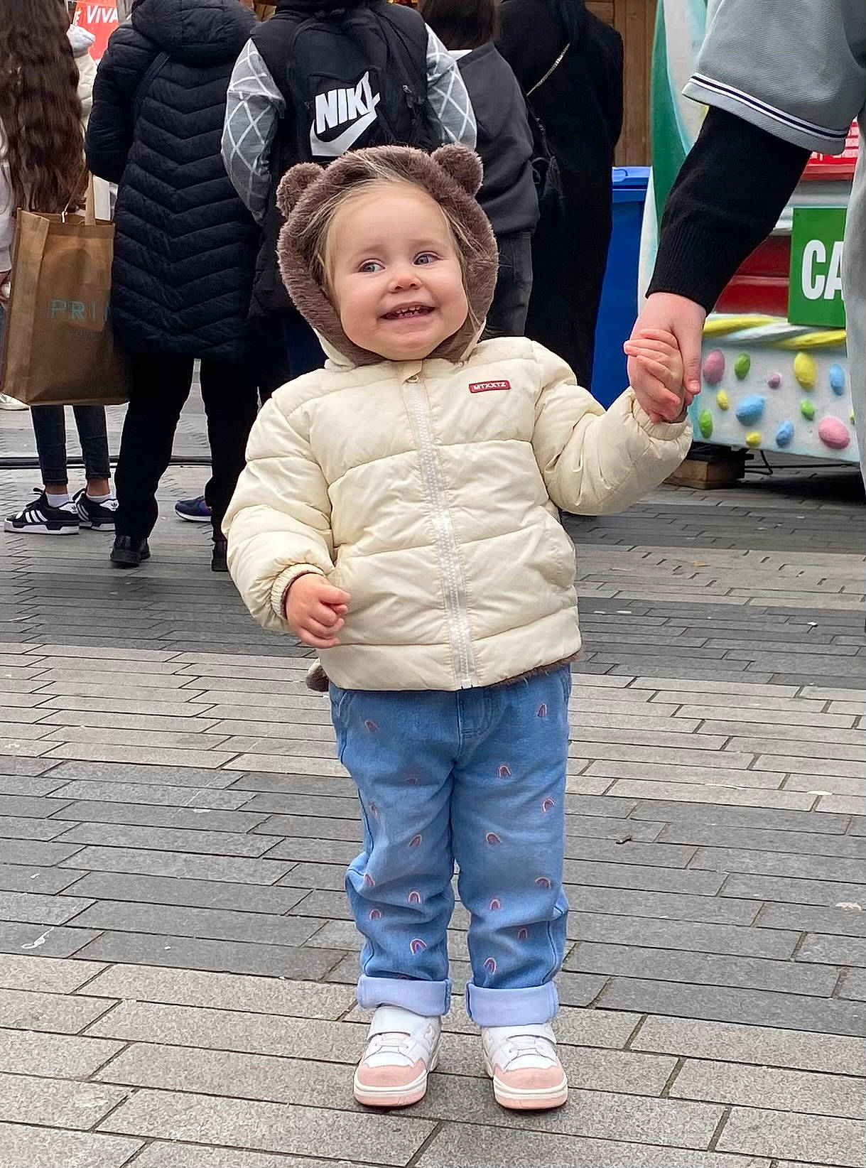 Athena a rejoint le concours — aidez-le/la à gagner de superbes lots ! bag, child, clothing, event, flooring, fun, gesture, happy, jacket, joy, leg, leisure, luggage_and_bags, pedestrian, person, road_surface, shoe, sidewalk, smile, sneakers