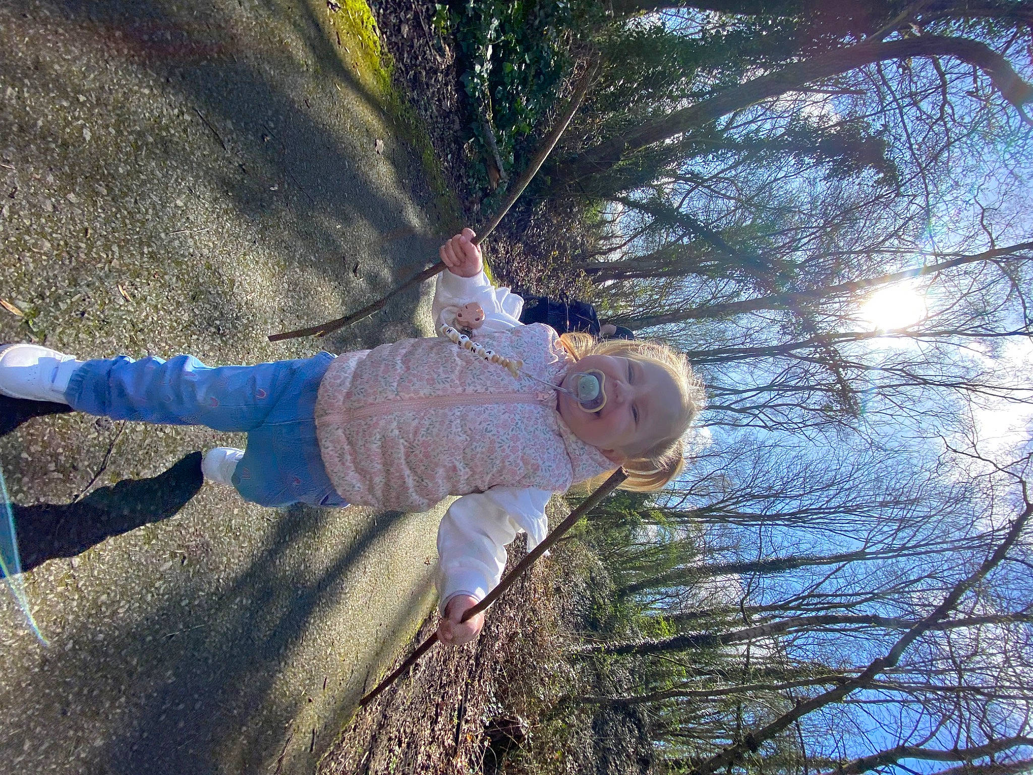 Athena participe au concours pour gagner de l'argent avec cette photo : electric_blue, fun, gesture, grass, grass_family, happy, leisure, morning, nature, people_in_nature, person, plant, sky, tints_and_shades, toddler, tree, trunk, twig, water, wood