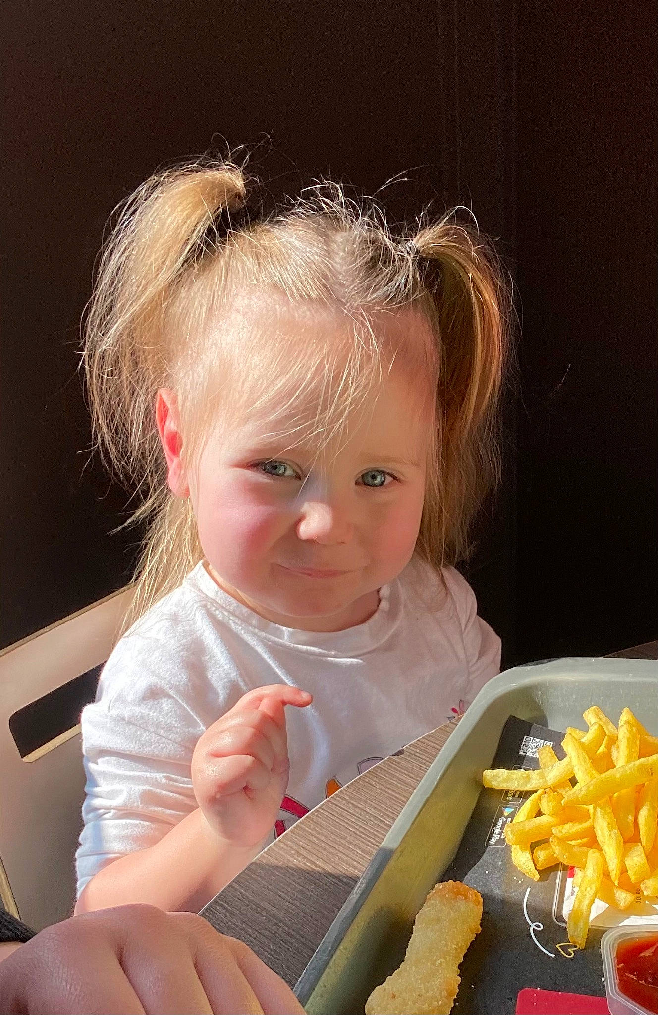 Athena a rejoint le concours — aidez-le/la à gagner de superbes lots ! baby, baby_food, baby_toddler_clothing, blond, cheek, child, comfort_food, cuisine, dress, fast_food, food, food_craving, happy, ingredient, iris, junk_food, person, recipe, sweetness, tableware