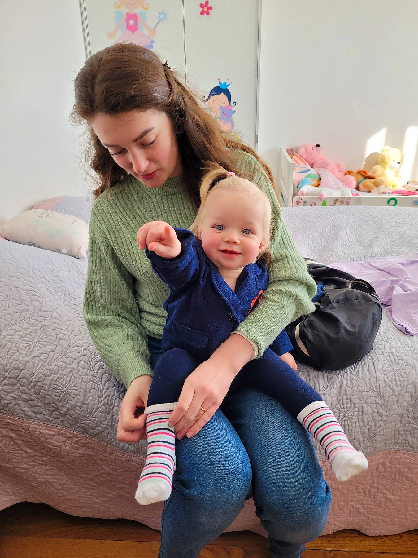 Eleonora participe au concours pour gagner de l'argent avec cette photo : baby, baby_toddler_clothing, child, comfort, couch, event, foot, fun, happy, human_leg, joy, knee, lap, leg, person, play, room, sitting, sock, thigh